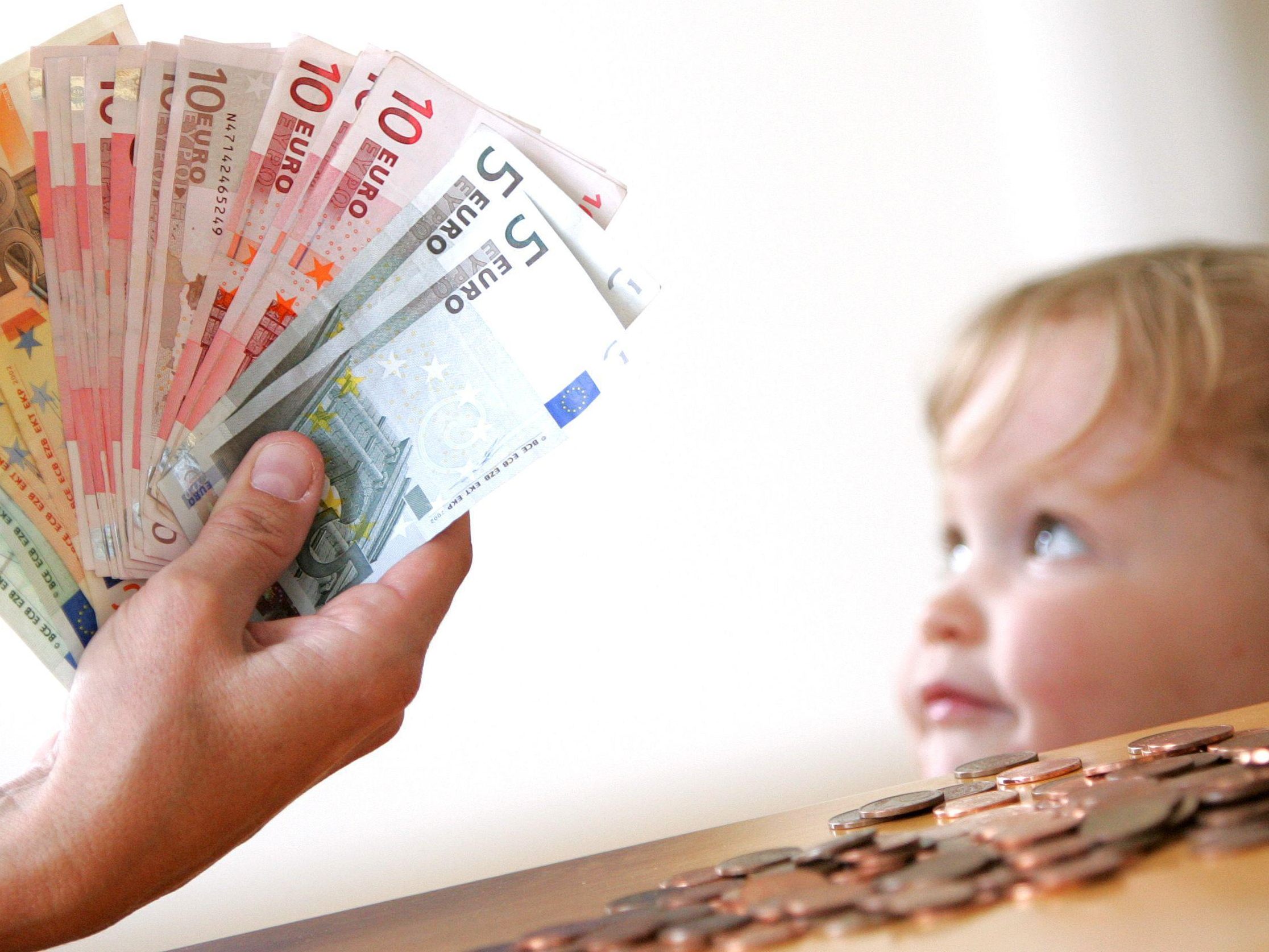 Der VfGH schützt Eltern vor einer Kindergeld-Rückzahlung nach Behördenfehlern. Der VfGH schützt Eltern vor einer Kindergeld-Rückzahlung nach Behördenfehlern.