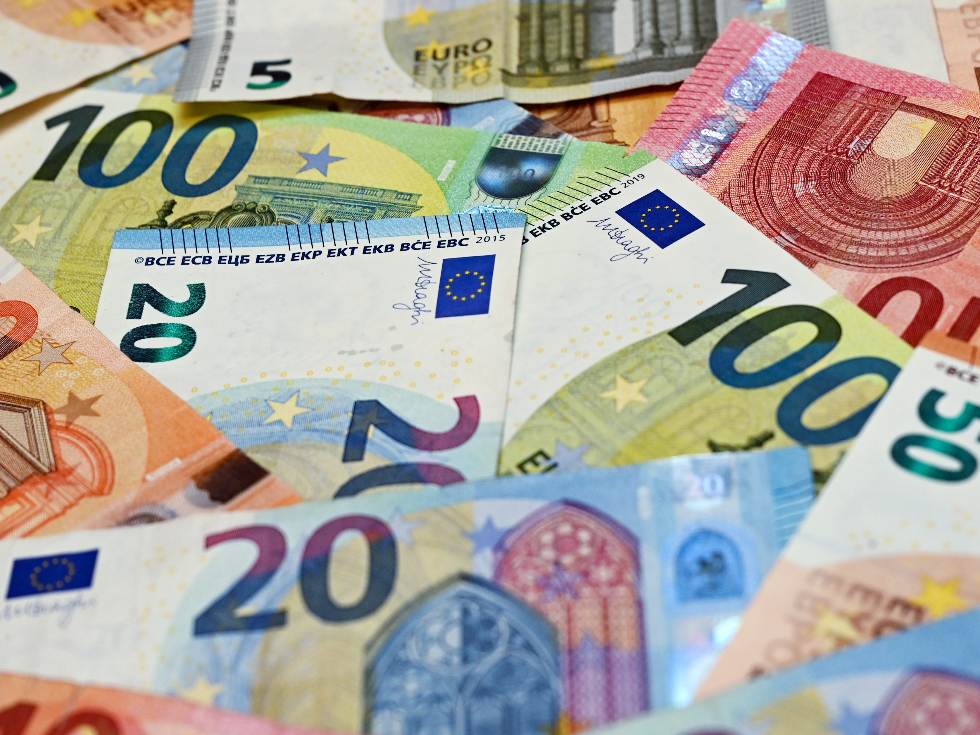Steuerzahler künftig erst ab 11.693 Euro steuerpflichtig. Steuerzahler künftig erst ab 11.693 Euro steuerpflichtig.