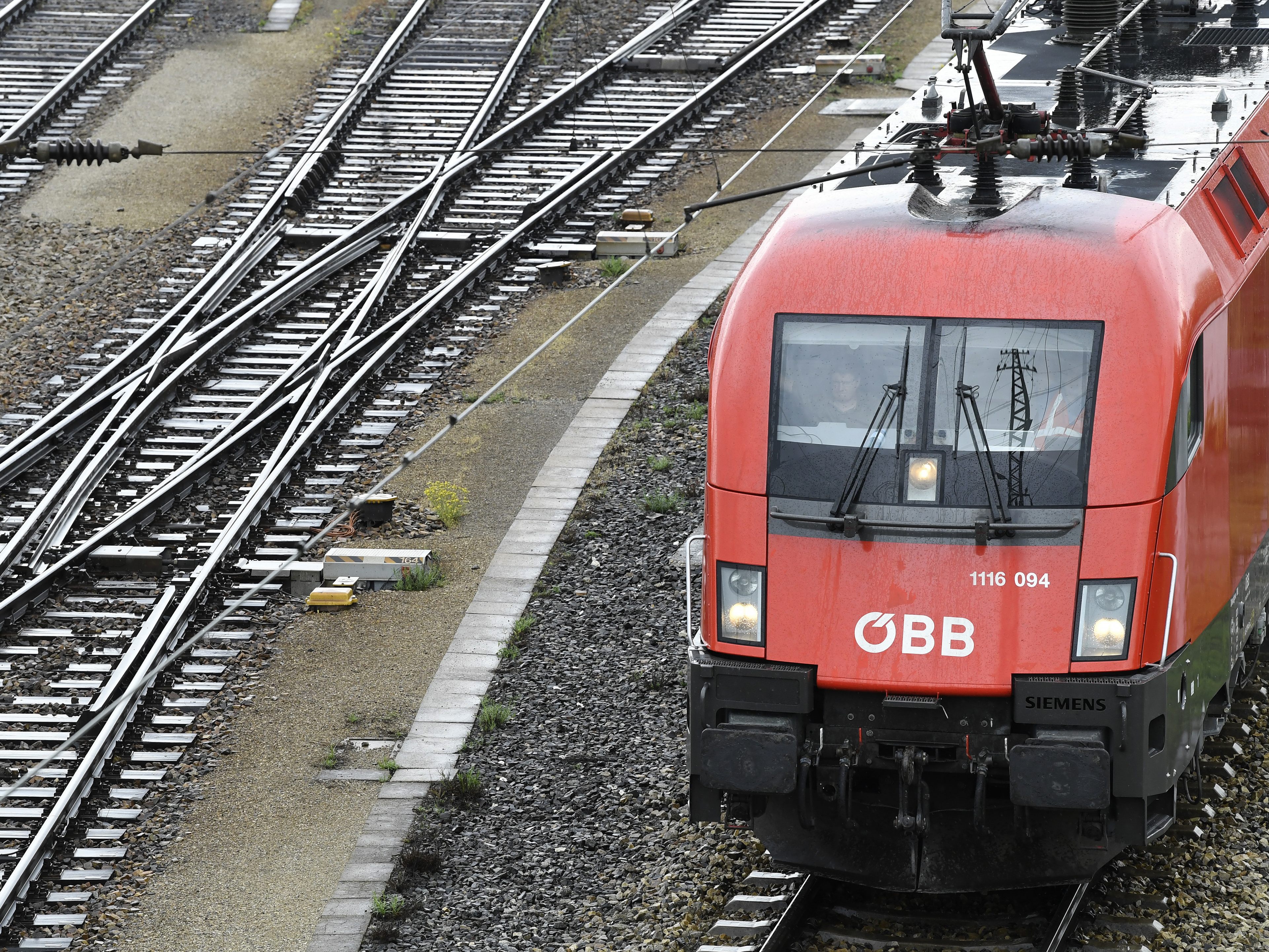 Ein 41-Jähriger wurde in Wien-Leopoldstadt von einem Güterzug erfasst. Ein 41-Jähriger wurde in Wien-Leopoldstadt von einem Güterzug erfasst.