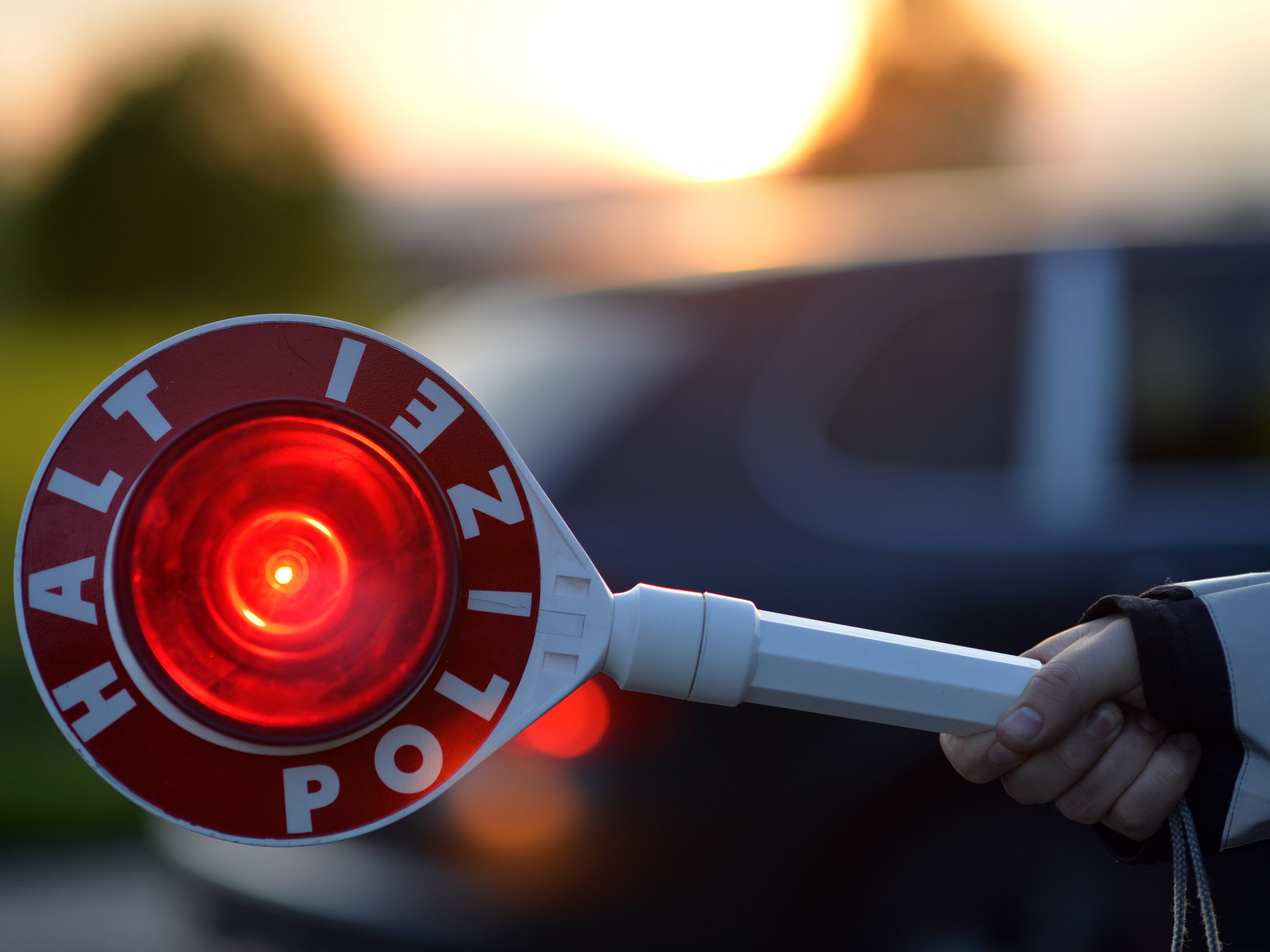 Zwei Autofahrer auf A1 mit mehr als 200 km/h ertappt. Zwei Autofahrer auf A1 mit mehr als 200 km/h ertappt.