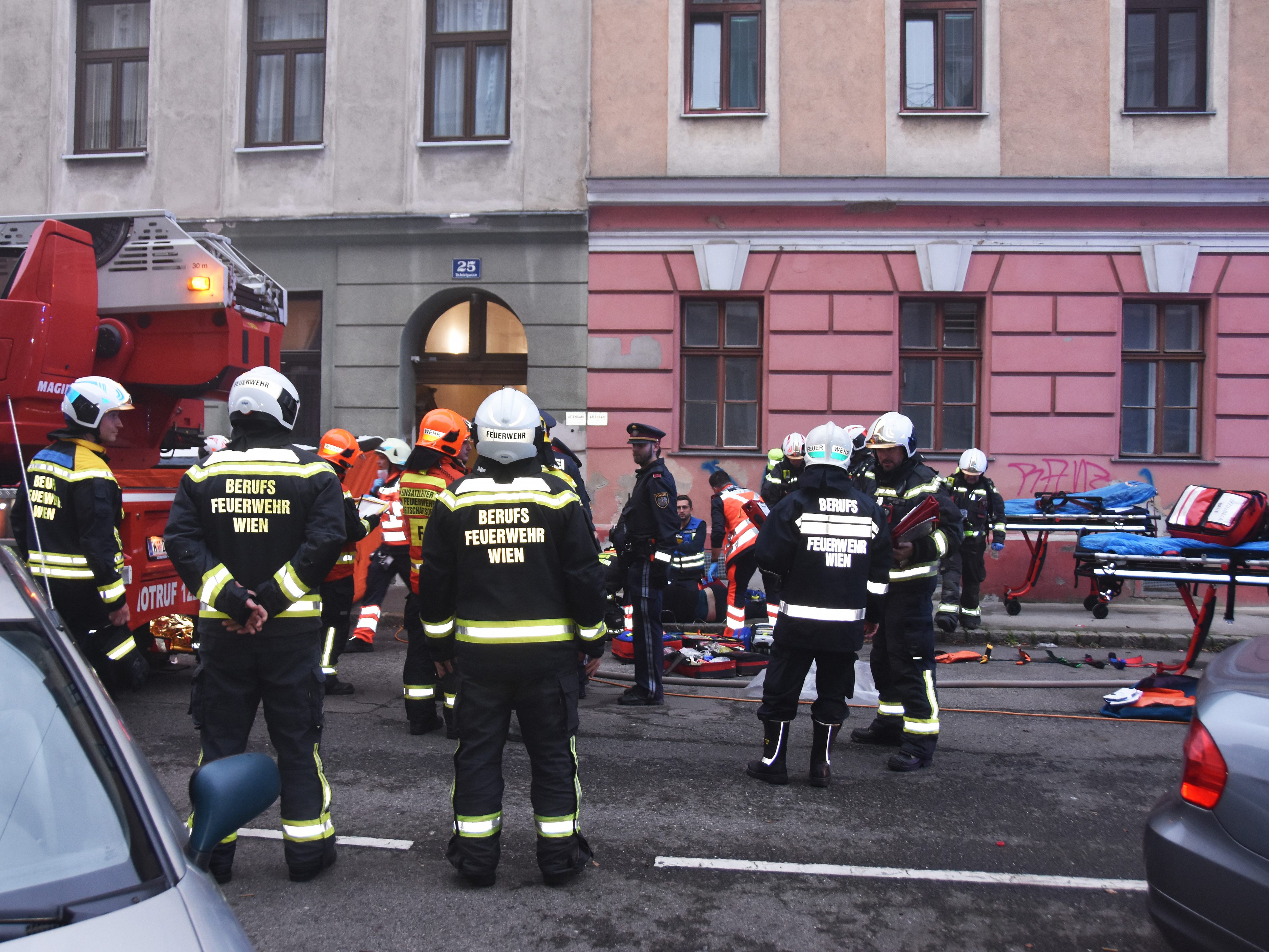 Zwei Männer bei Zimmerbrand in Wien aus dem 3. Stock gesprungen. Zwei Männer bei Zimmerbrand in Wien aus dem 3. Stock gesprungen.