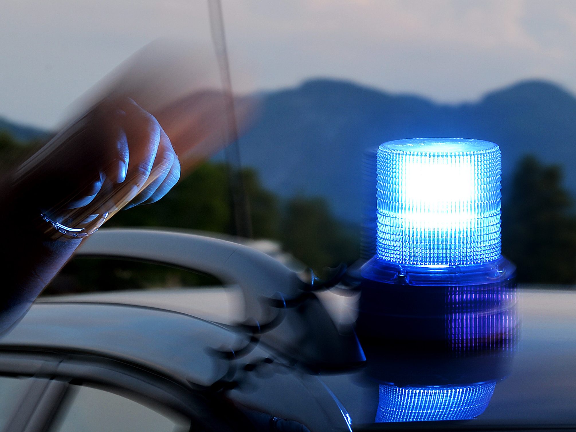 Ein Unbekannter schlug, bedrohte und vergewaltigte eine 18-Jährige in der Nacht auf Donnerstag in Wien-Liesing.