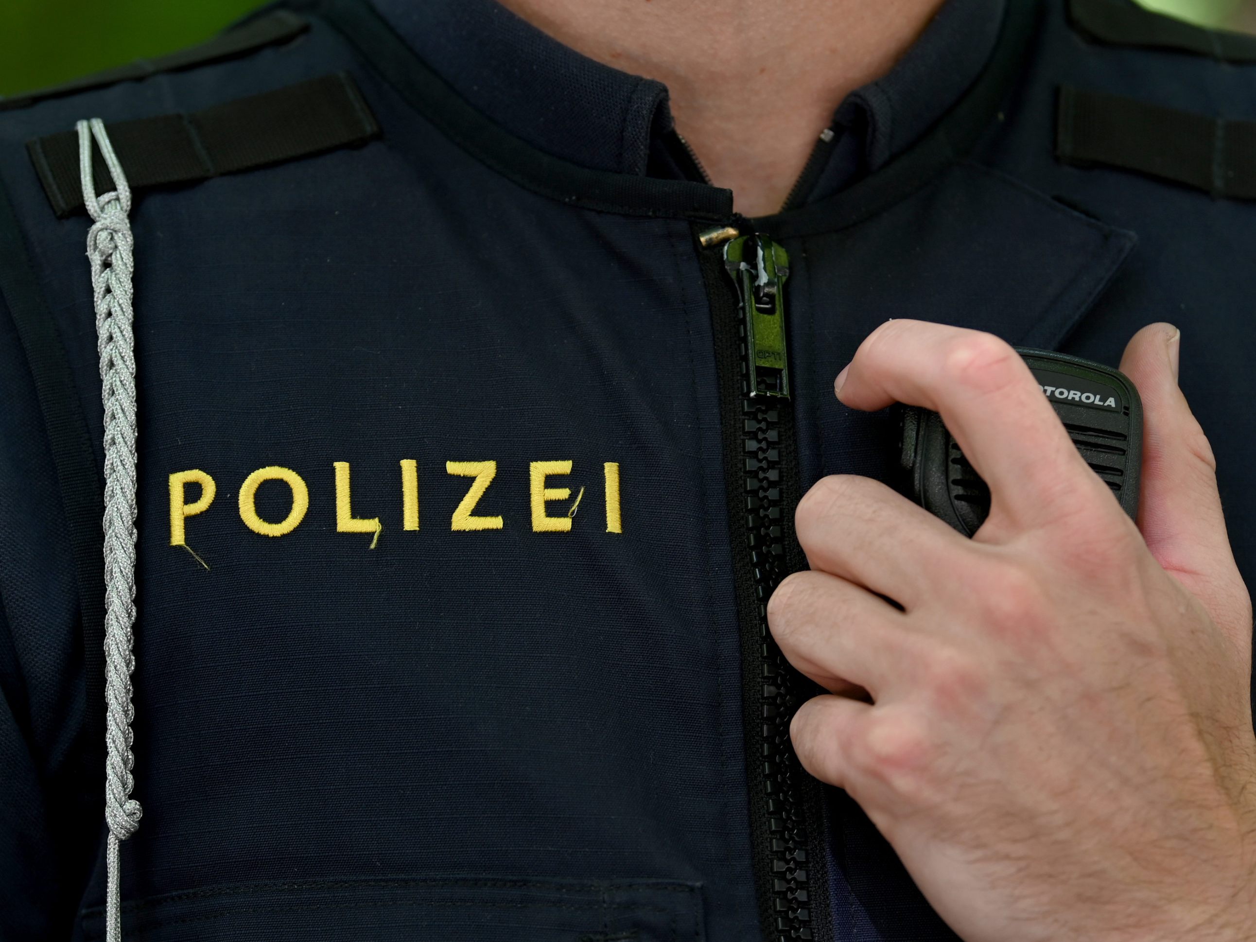 Die Wiener Polizei hat zwei Personen nach dem Angriff mit einer zerbrochenen Glasflasche am Hauptbahnhof festgenommen. Die Wiener Polizei hat zwei Personen nach dem Angriff mit einer zerbrochenen Glasflasche am Hauptbahnhof festgenommen.