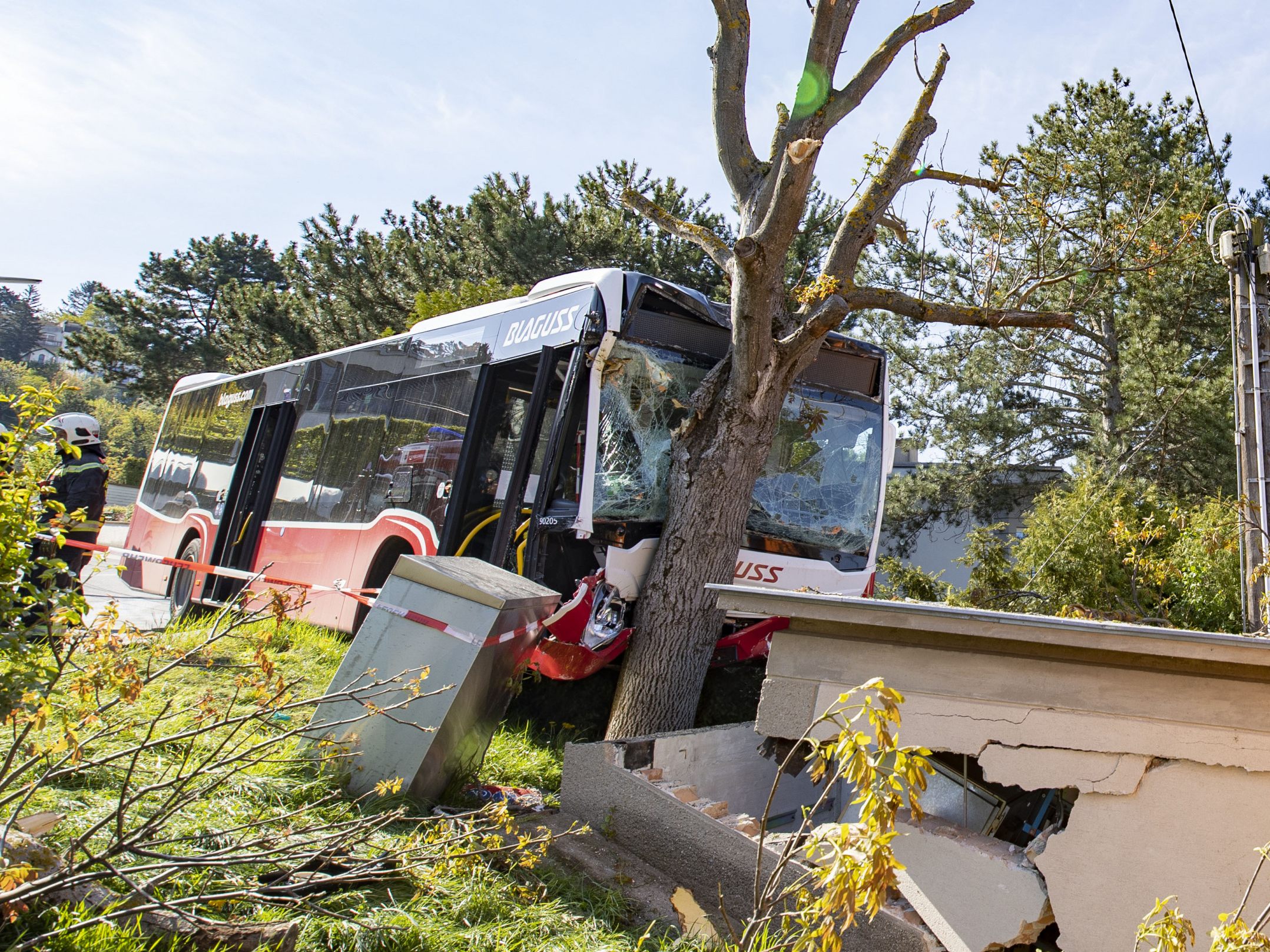 Der Lenker des Unfall-Busses kam mit einer Diversion davon. Der Lenker des Unfall-Busses kam mit einer Diversion davon.