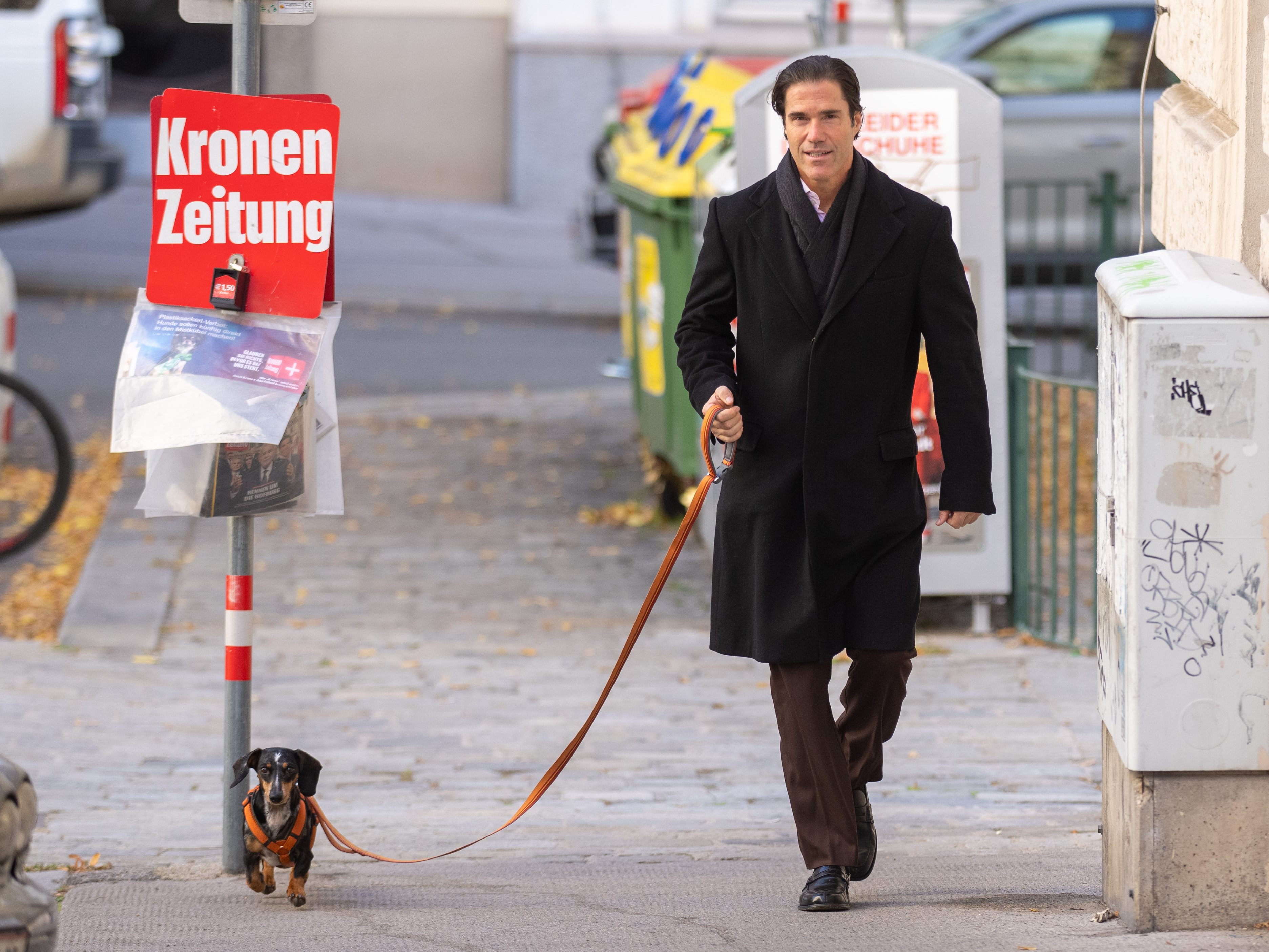 Tassilo Wallentin kam als erster Kandidat zur Stimmabgabe bei der BP-Wahl am Sonntag.
