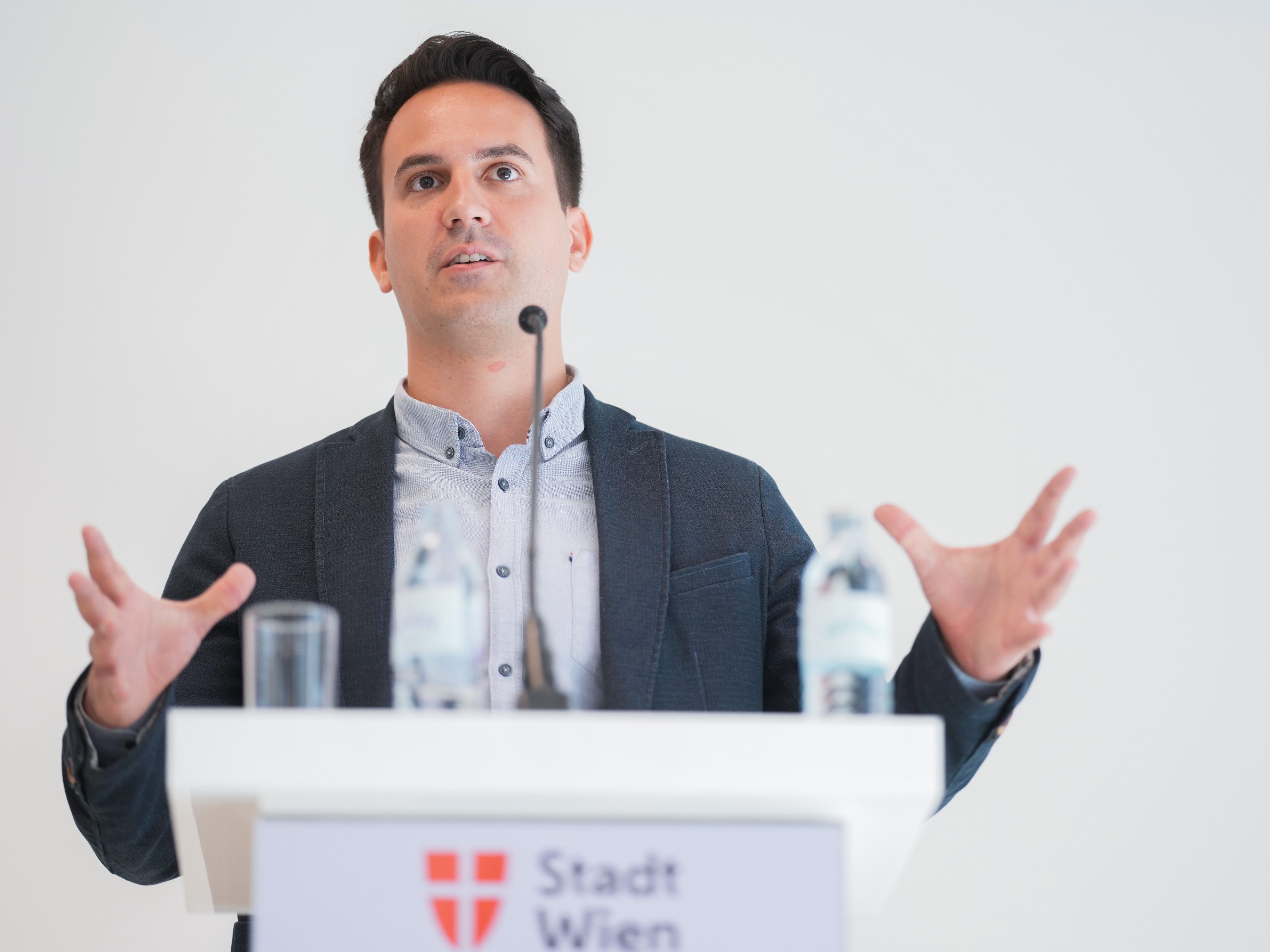 Bildungsstadtrat Christoph Wiederkehr versicherte, dass alle Wiener Schulklassen mit Lehrern besetzt waren.