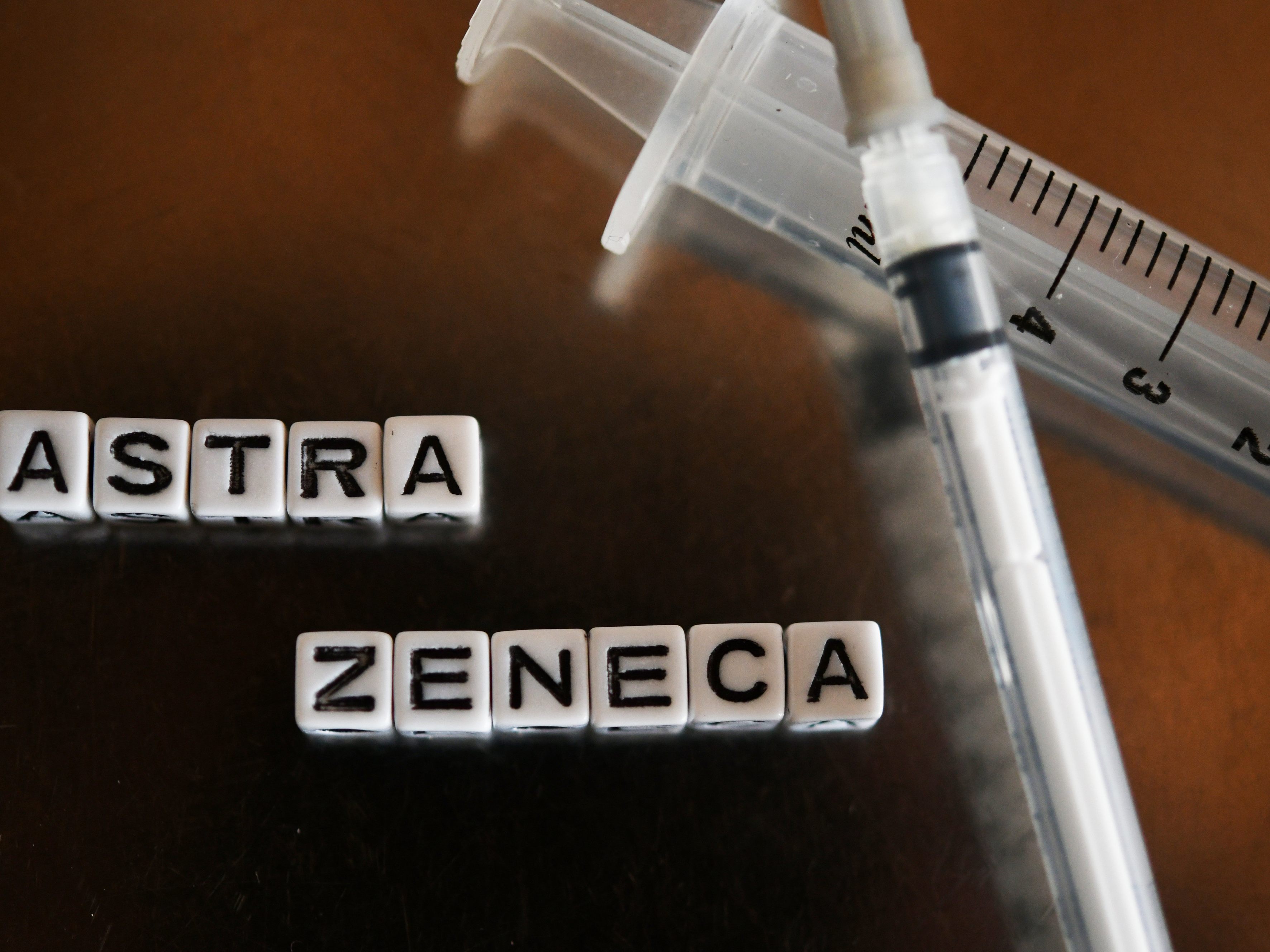 Laut einer Studie gibt es nach einer AstraZeneca-Impfung ein höheres Risiko für ein seltenes Blutgerinnsel. Laut einer Studie gibt es nach einer AstraZeneca-Impfung ein höheres Risiko für ein seltenes Blutgerinnsel.