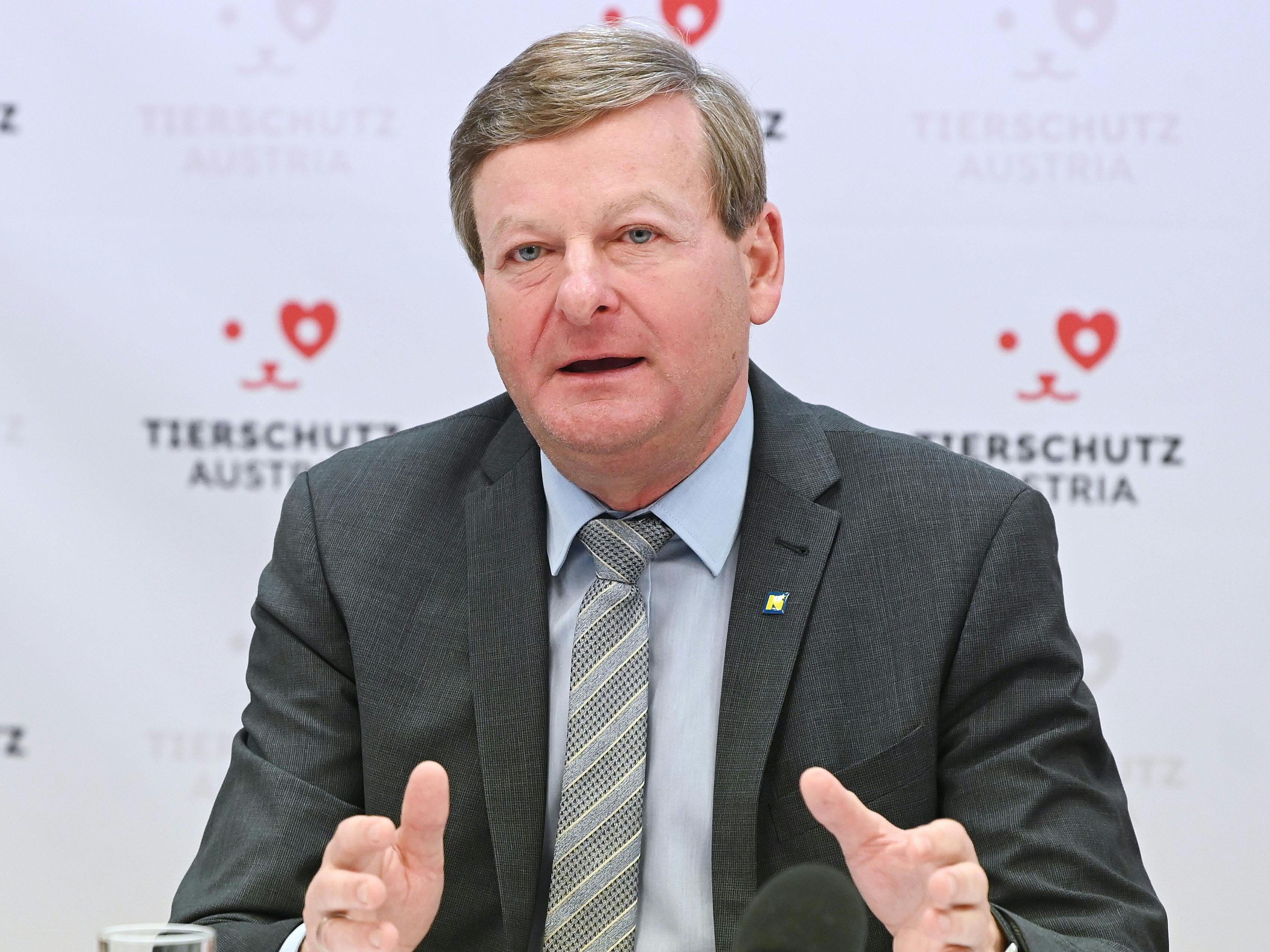 NÖ Asyllandesrat Gottfried Waldshäusl will keine weiteren Flüchtlingsquartiere in NÖ. NÖ Asyllandesrat Gottfried Waldshäusl will keine weiteren Flüchtlingsquartiere in NÖ.