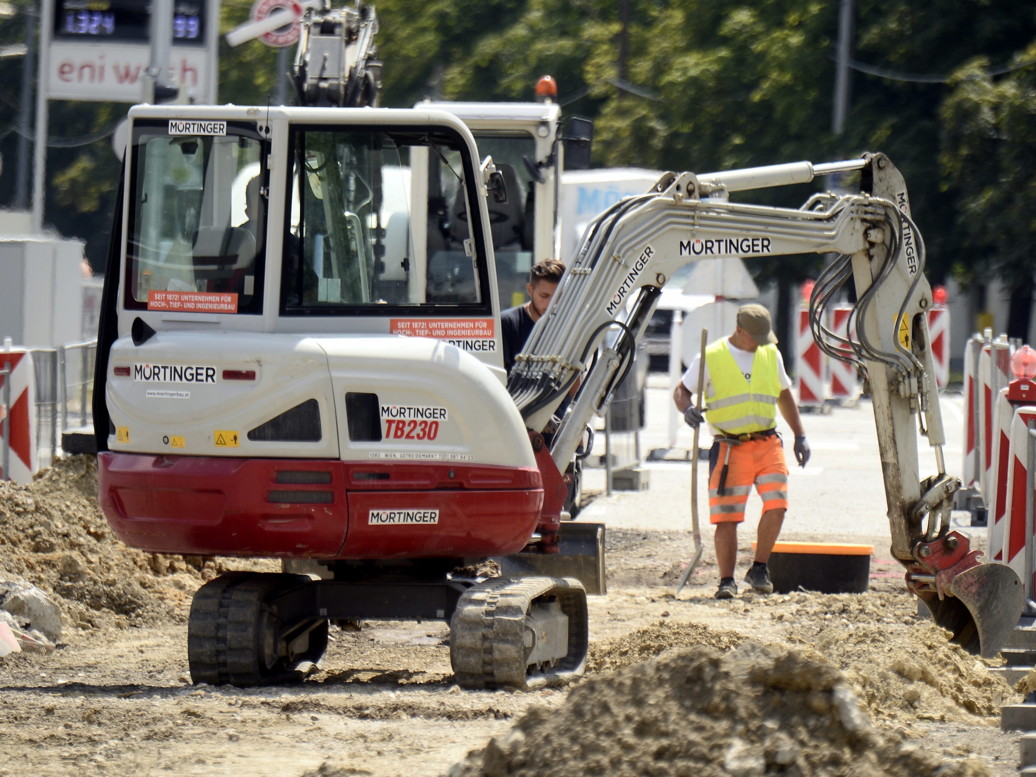 An der Eisenbahnkreuzung Favoritenstraße/Himberger Straße werden Gleisarbeiten durchgeführt.