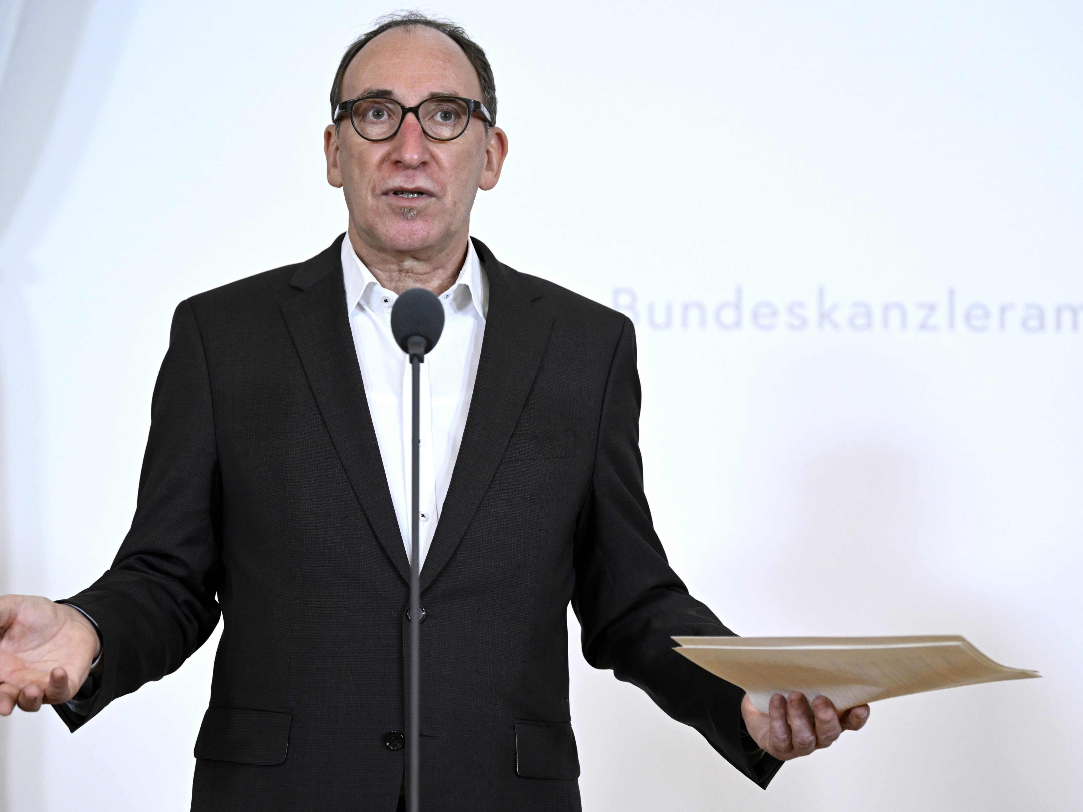 Gesundheitsminister Johannes Rauch und Gesundheitsstadtrat Peter Hanke geben eine Pressekonferenz.