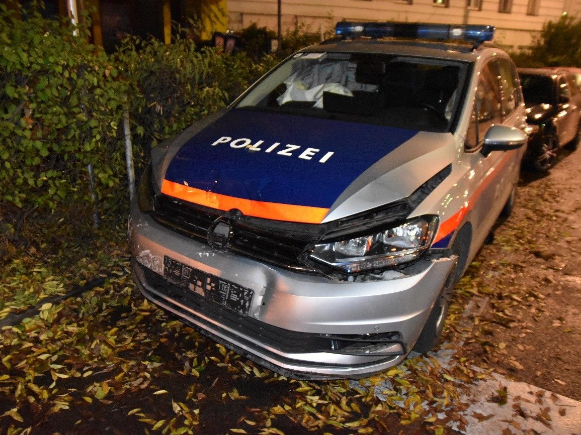 In Wien-Alsergrund kam es am Wochenende zu einem Unfall, bei dem eine Drogenlenkerin in ein Polizeiauto krachte.