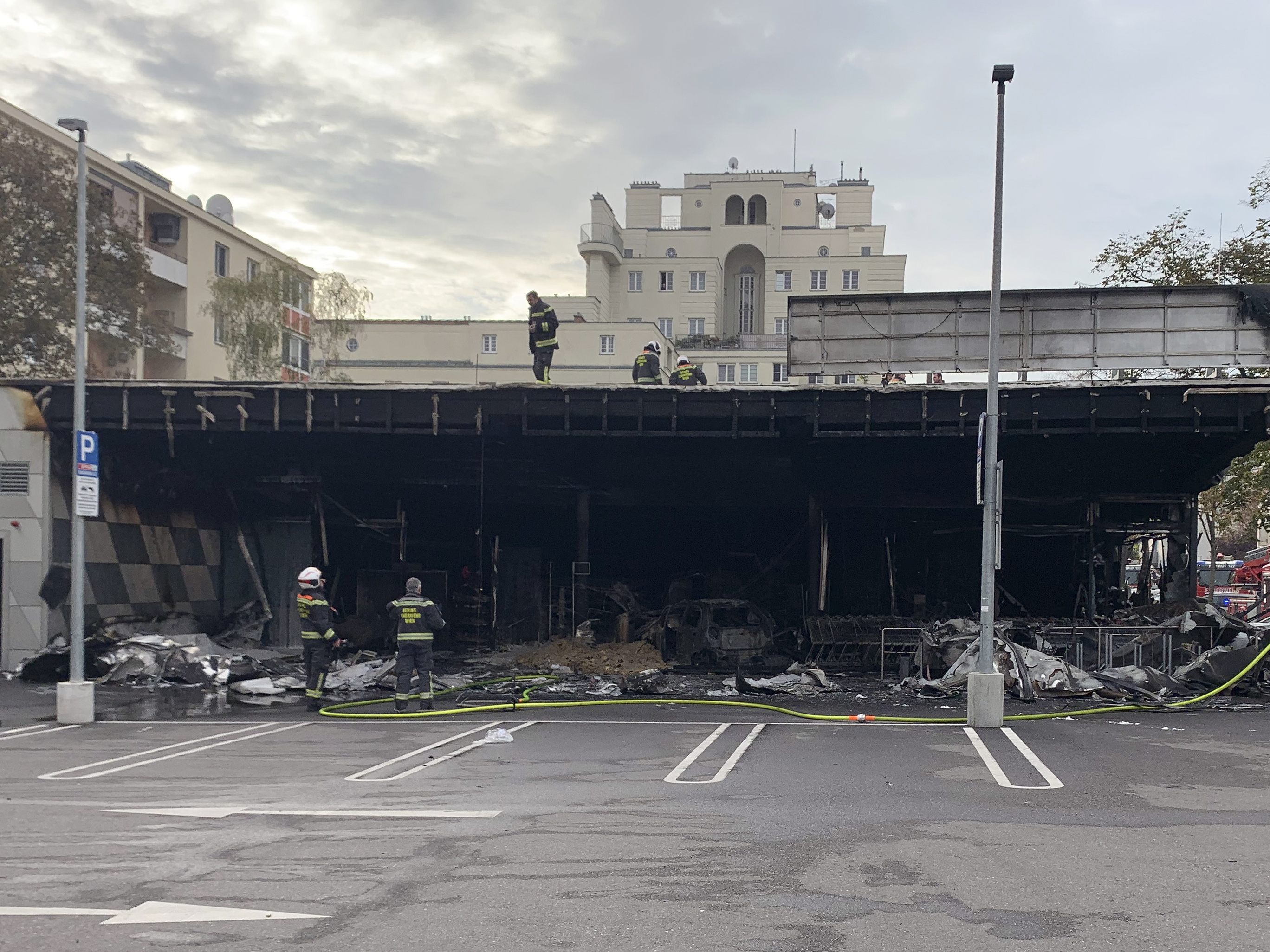 Auto krachte in Supermarkt und löste Brand aus: Zweiter Verdächtiger gefasst.