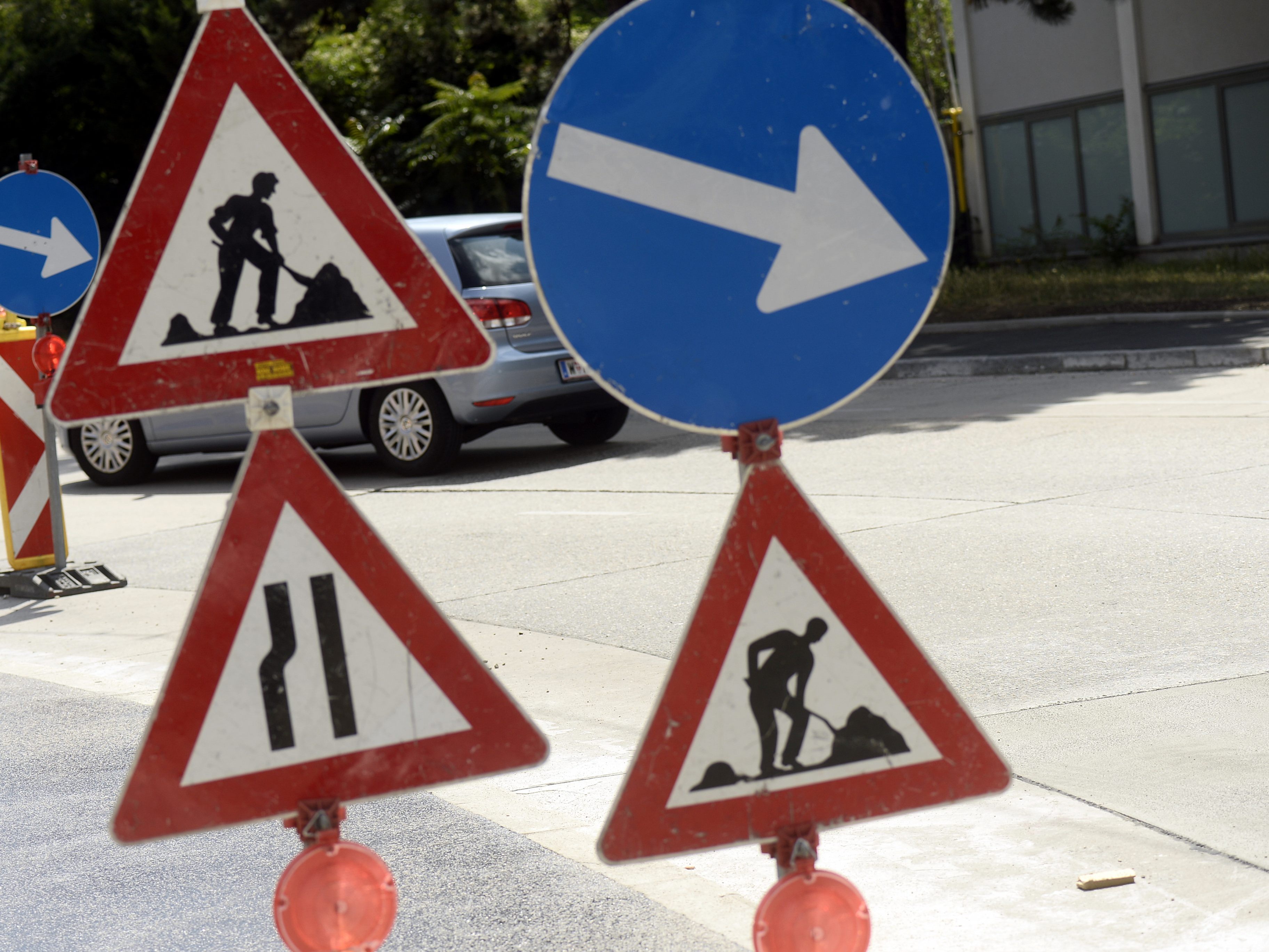 Nach Aufgrabungen werden in der Brünner Straße Fahrbahninstandsetzungsarbeiten durchgeführt. Nach Aufgrabungen werden in der Brünner Straße Fahrbahninstandsetzungsarbeiten durchgeführt.