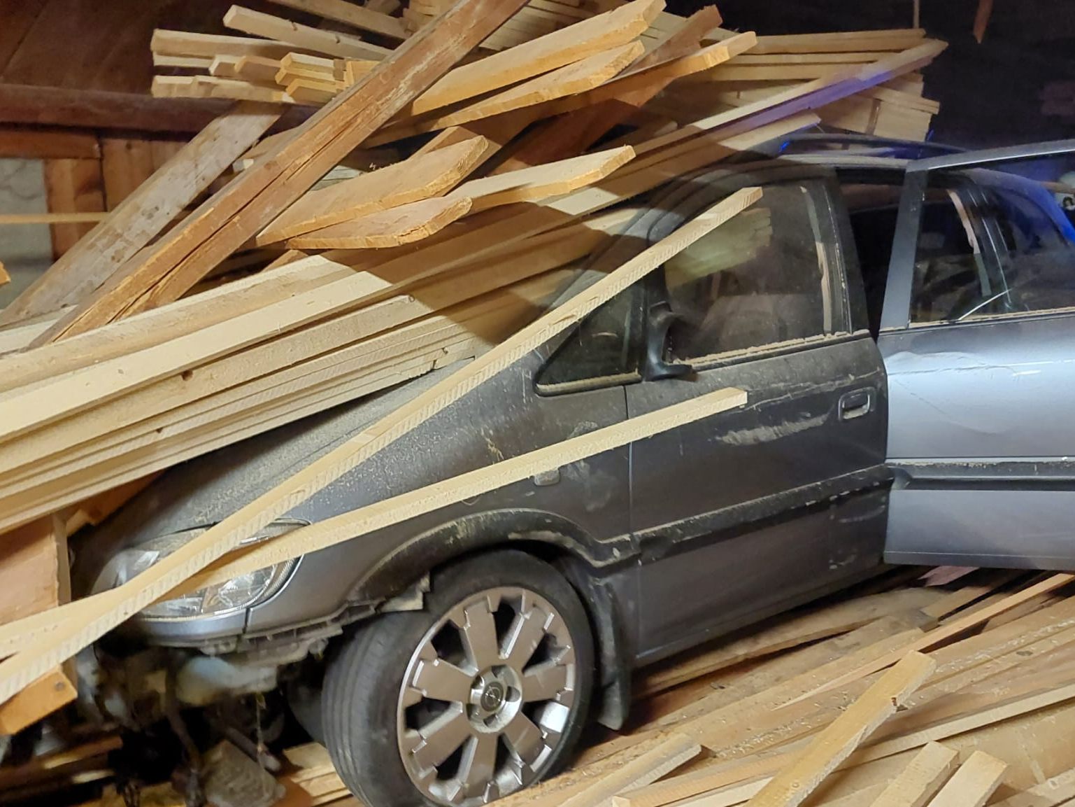 Das Auto krachte in eine Sägewerkshalle. Das Auto krachte in eine Sägewerkshalle.