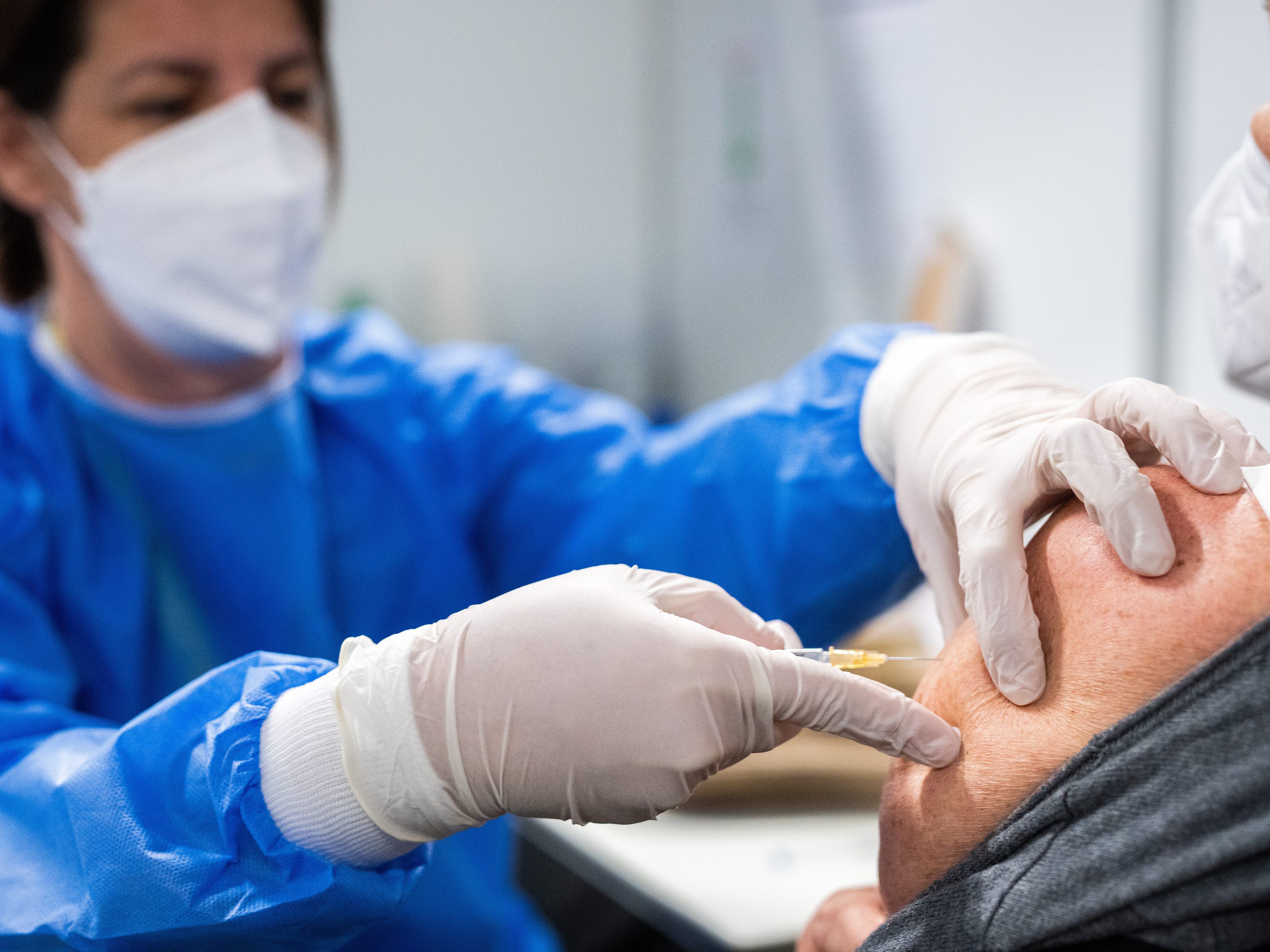 Ärzte rufen zum Impfen und zum Tragen von Masken auf.