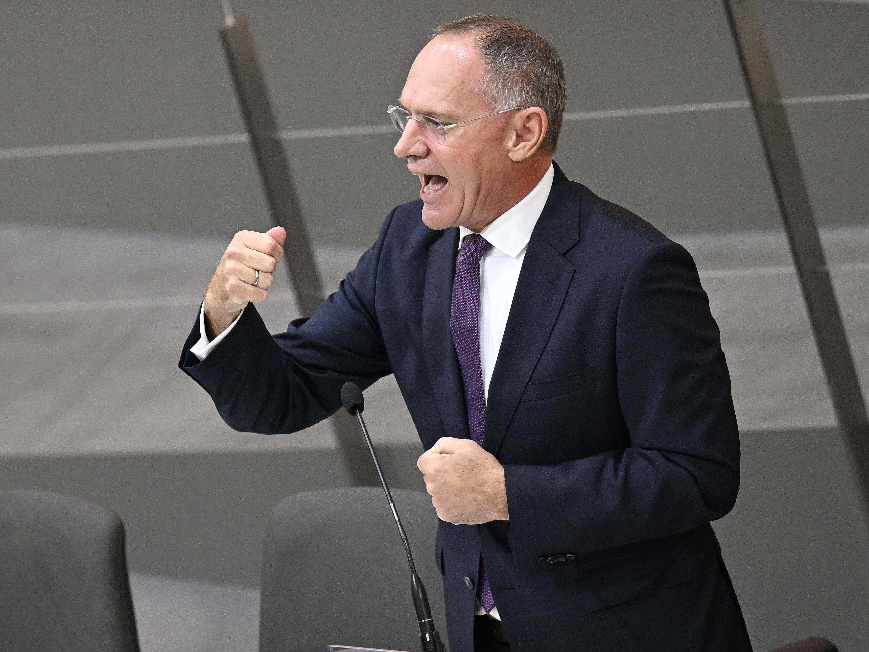 Innenminister Gerhard Karner (ÖVP) ist mit einem Plagiatsvorwurf konfrontiert. Innenminister Gerhard Karner (ÖVP) ist mit einem Plagiatsvorwurf konfrontiert.