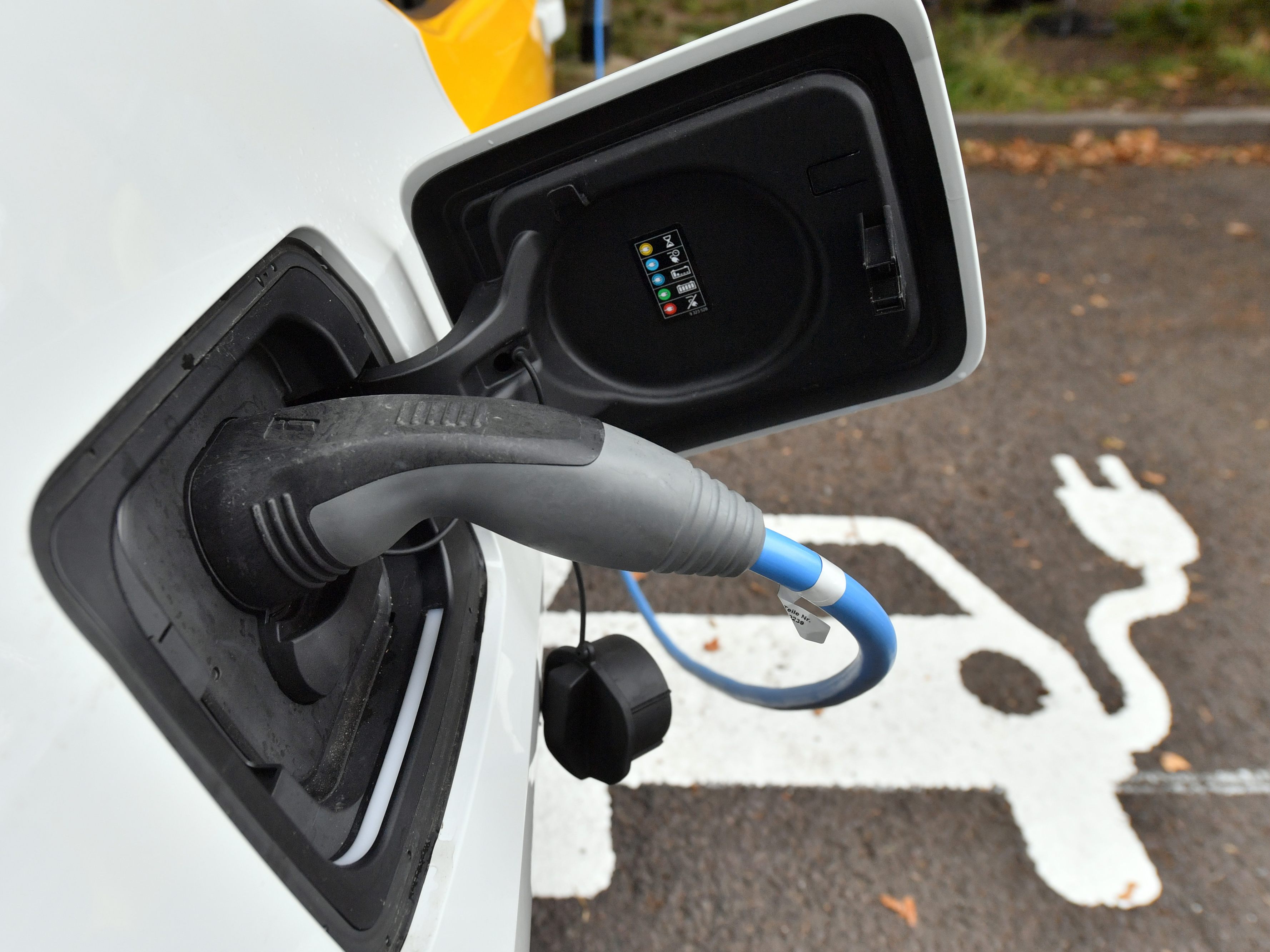 Der Verbund fordert eine stärkere Förderung von Ladeinfrastruktur für E-Autos.