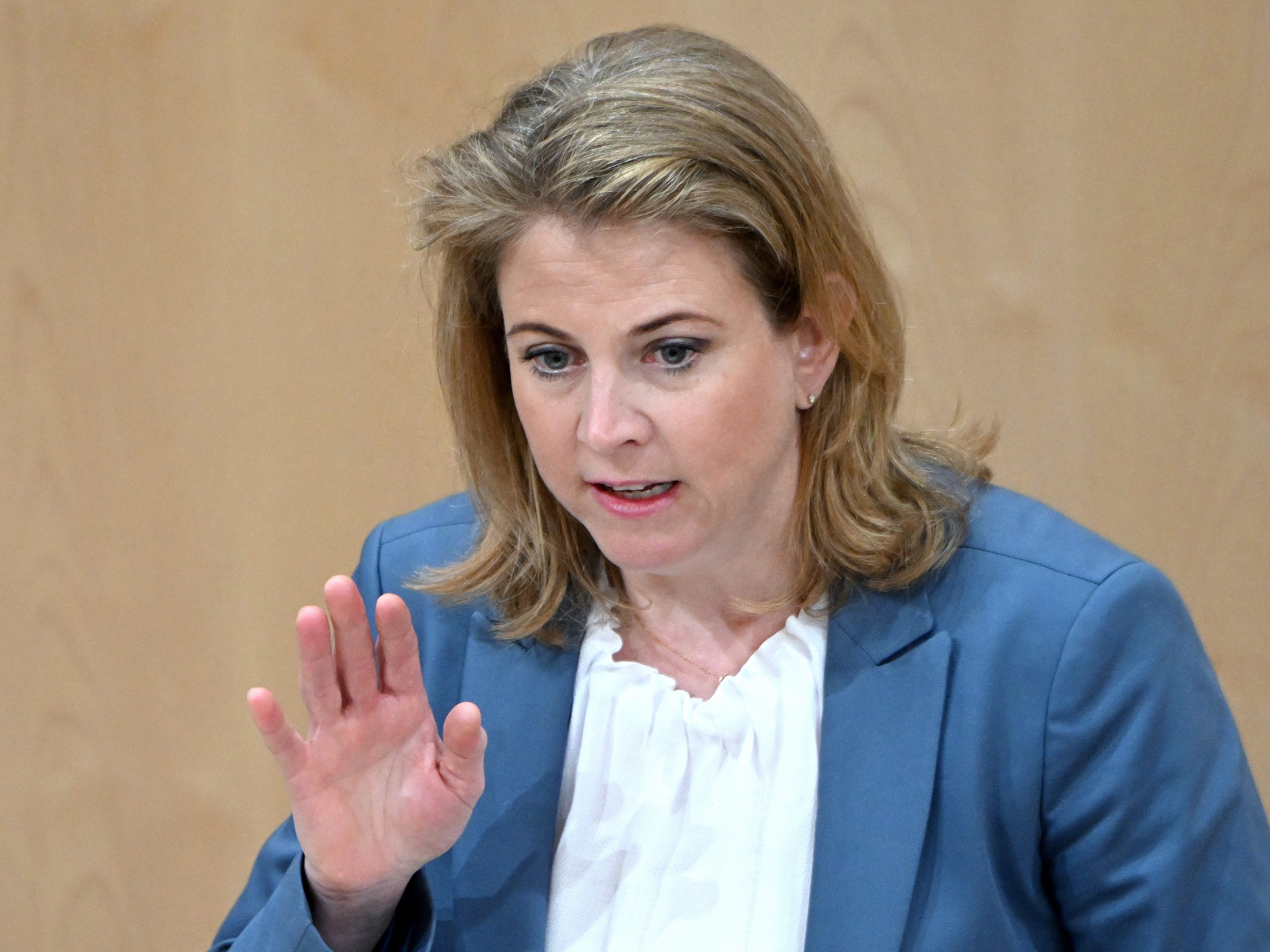 NEOS-Chefin Meinl-Reisinger fordert von der Regierung ein Einpacken der Gießkanne. NEOS-Chefin Meinl-Reisinger fordert von der Regierung ein Einpacken der Gießkanne.