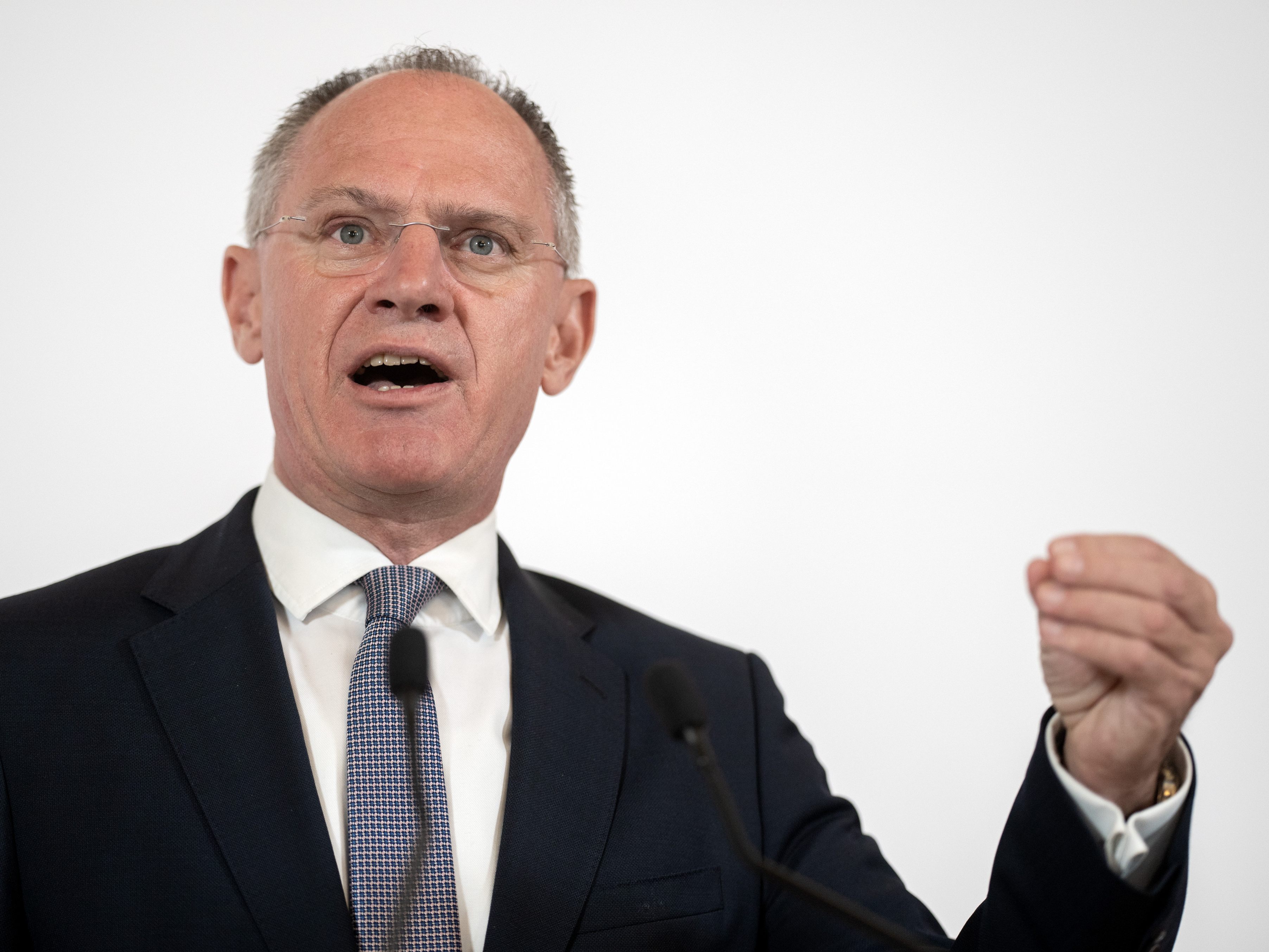 Innenminister Gerhard Karner (ÖVP) appellierte an die Bundesländer am Donnerstag Unterbringungsmöglichkeiten für Flüchtlinge zu schaffen. Innenminister Gerhard Karner (ÖVP) appellierte an die Bundesländer am Donnerstag Unterbringungsmöglichkeiten für Flüchtlinge zu schaffen.