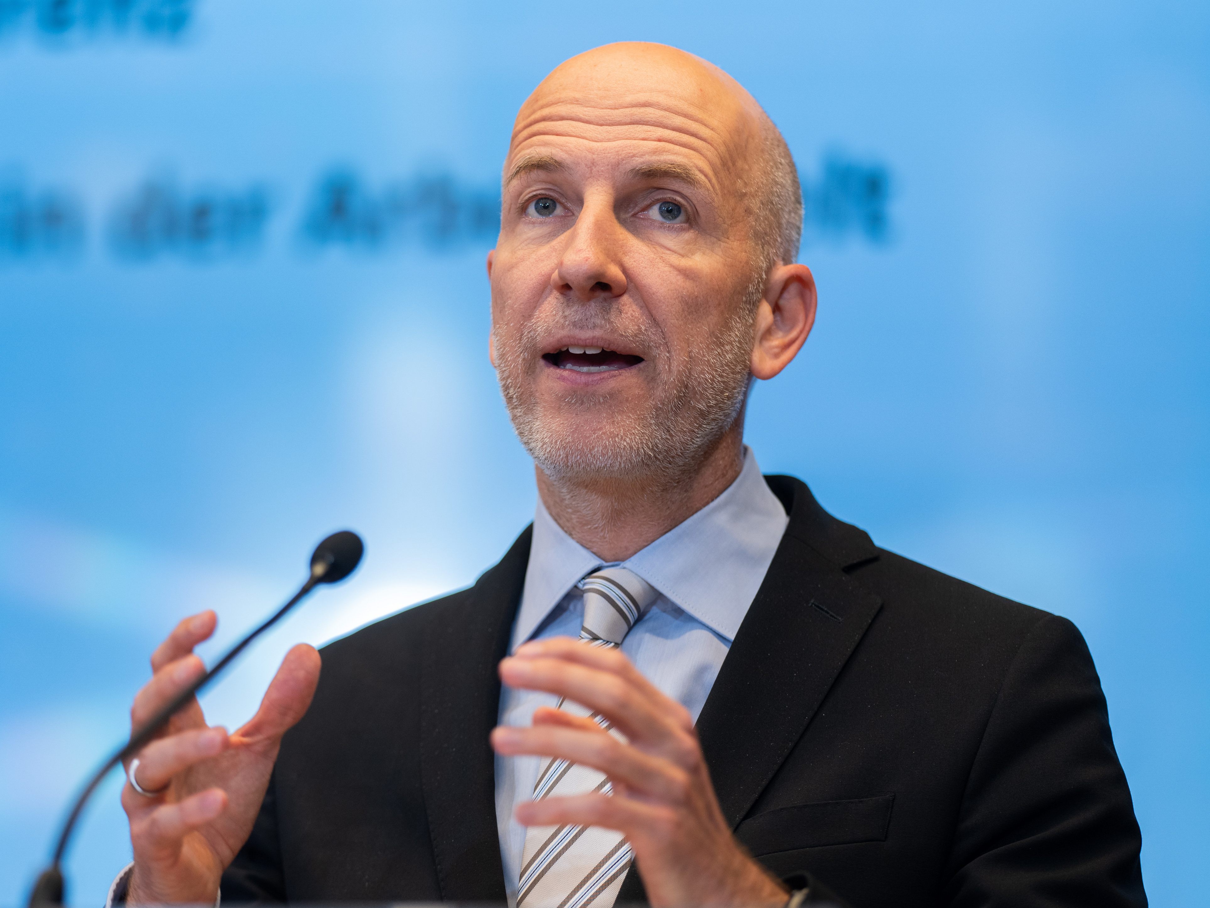 "Gerade jetzt, da ein erhöhtes Infektionsrisiko besteht, ist es wichtig, die Dienstfreistellung für Risikogruppen weiterhin zu ermöglichen", erklärte Kocher.