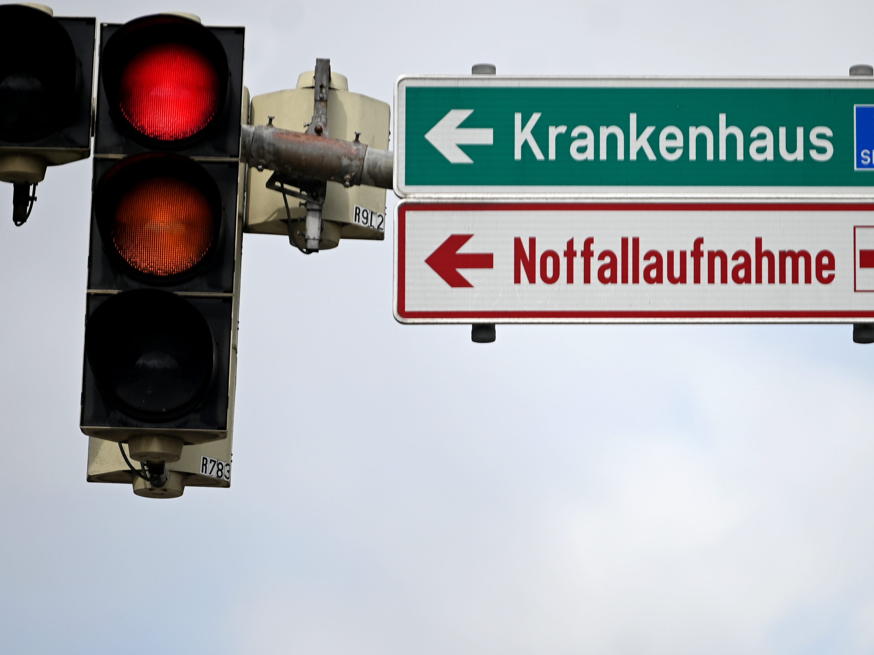 Ein 15-Jähriger wurde in Wien-Floridsdorf von einem Pkw erfasst.