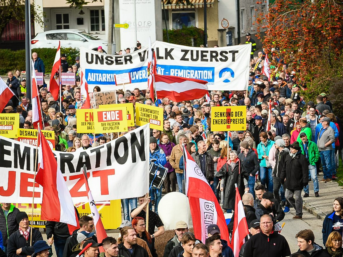 St. Georgen im Attergau in Oberösterreich: "Bürgerinformation und Protestmarsch". St. Georgen im Attergau in Oberösterreich: "Bürgerinformation und Protestmarsch".