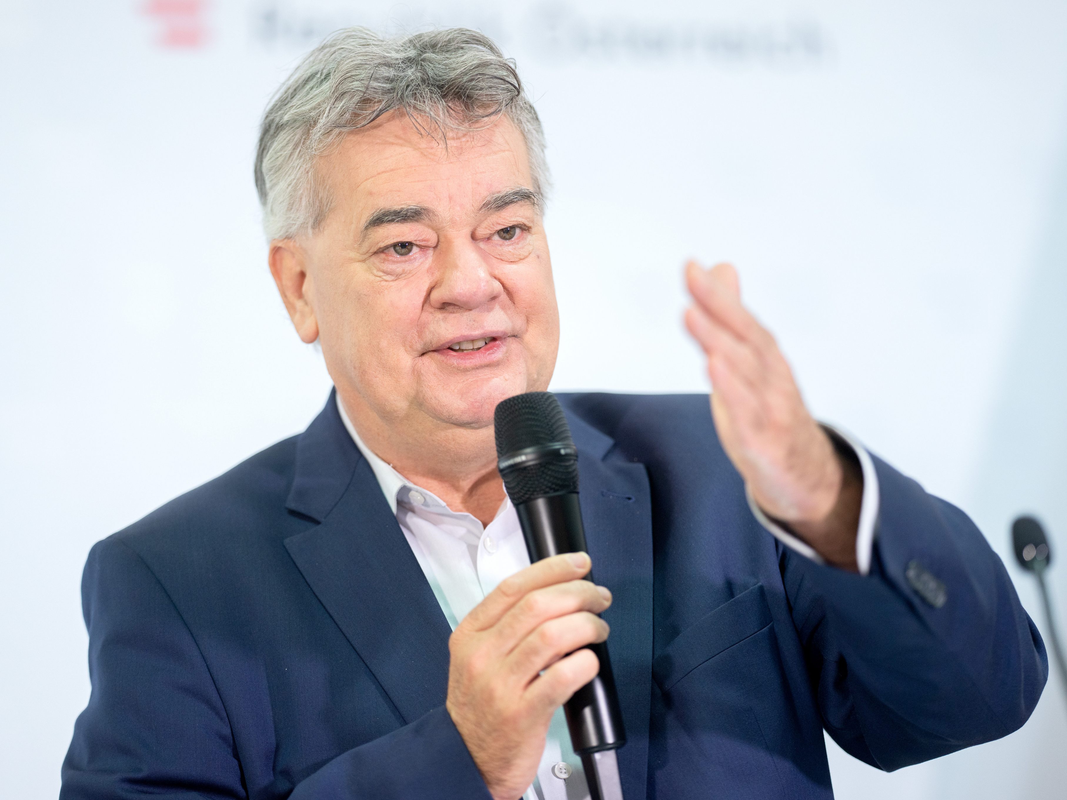 Werner Kogler fühlt sich durch die Aussagen von Thomas Schmid in seinem Vorgehen bestätigt. Werner Kogler fühlt sich durch die Aussagen von Thomas Schmid in seinem Vorgehen bestätigt.