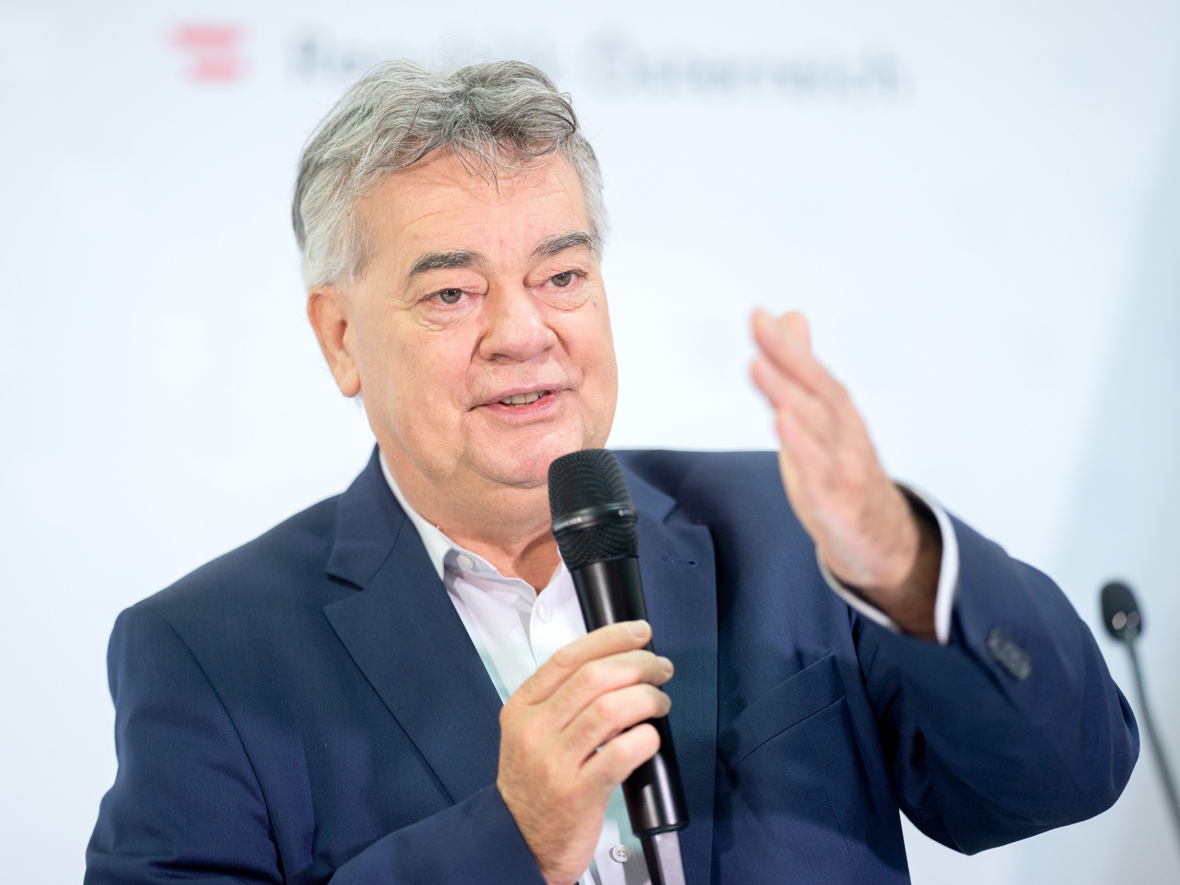 Kogler kündigte eine Steuer auf Zufallsgewinne für Anfang 2023 an. Kogler kündigte eine Steuer auf Zufallsgewinne für Anfang 2023 an.