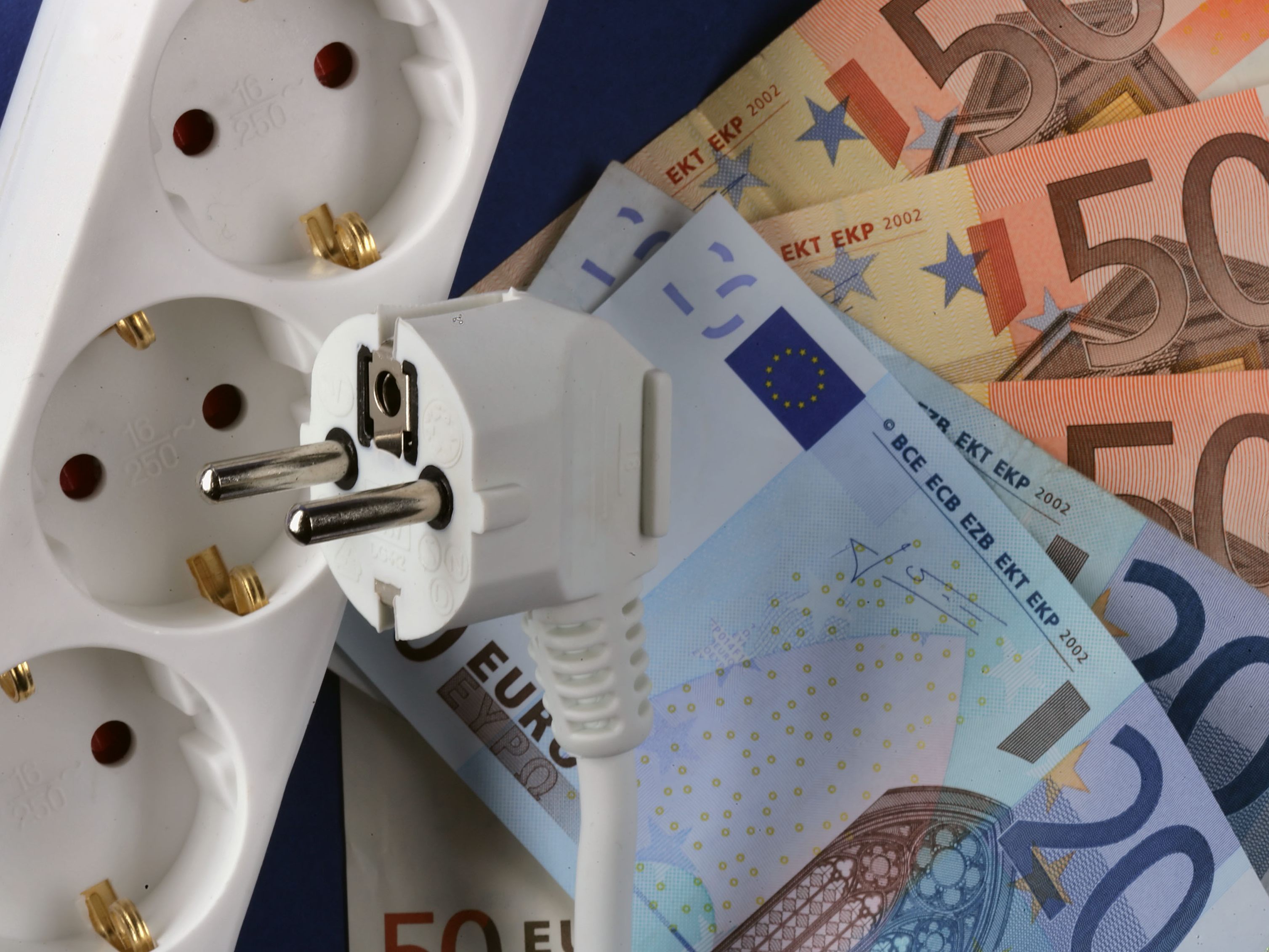 Die ARGE Eigenheim fordert angesichts der hohen Energiepreise, dass Bundesländer mit Energieversorgern Rahmenverträge über Fixpreise für Strom und Gas abschließen. Die ARGE Eigenheim fordert angesichts der hohen Energiepreise, dass Bundesländer mit Energieversorgern Rahmenverträge über Fixpreise für Strom und Gas abschließen.
