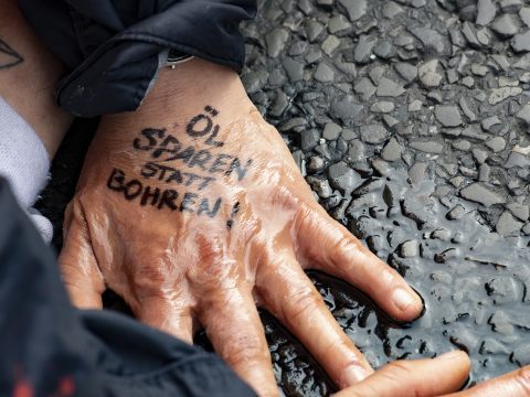 Eine Blockade der "Letzten Generation" sorgte für Stau auf der Rechten Wienzeile.