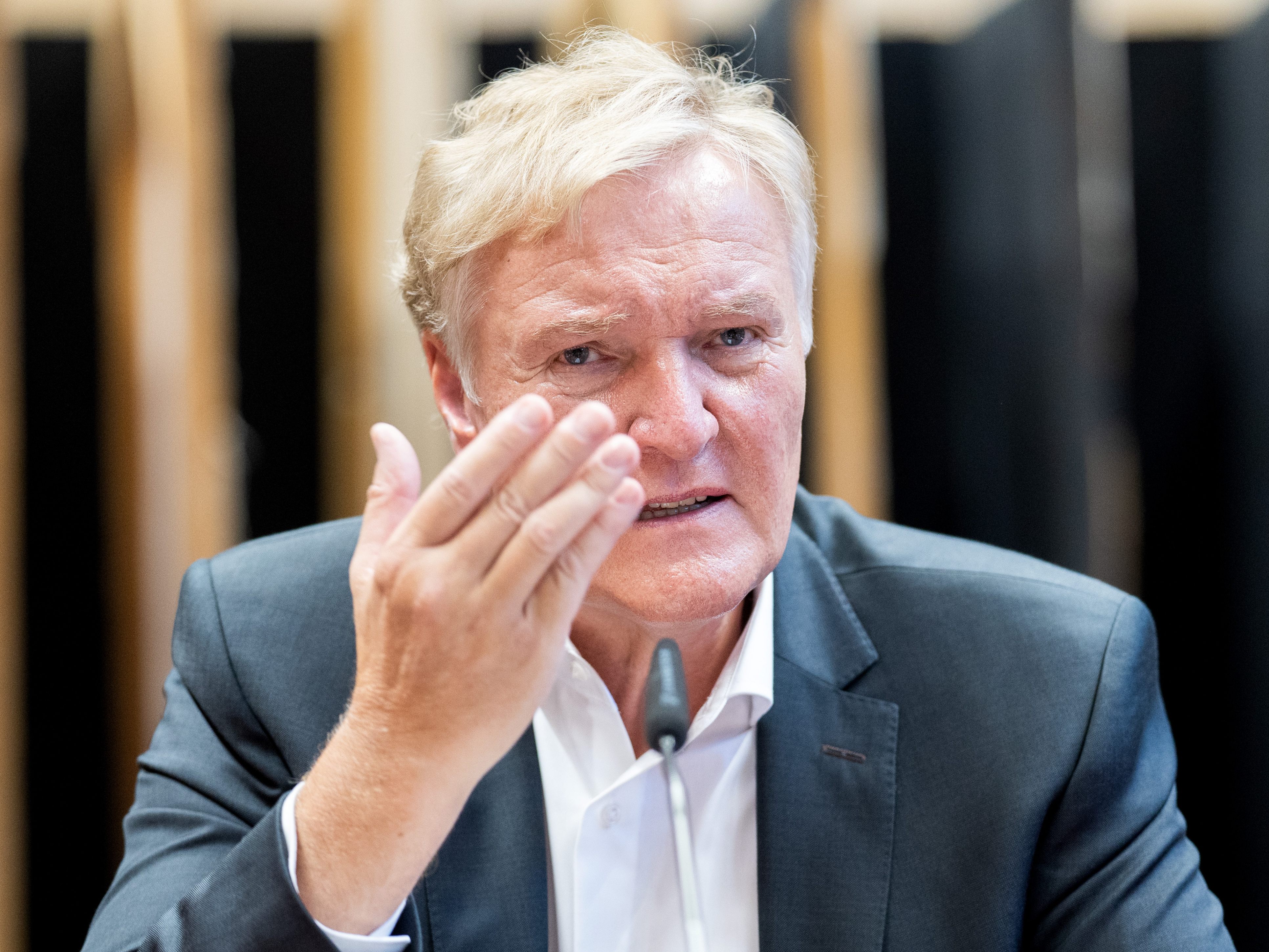 Schröder kritisiert die Attacken auf Kunstwerke durch Klimaaktivisten.