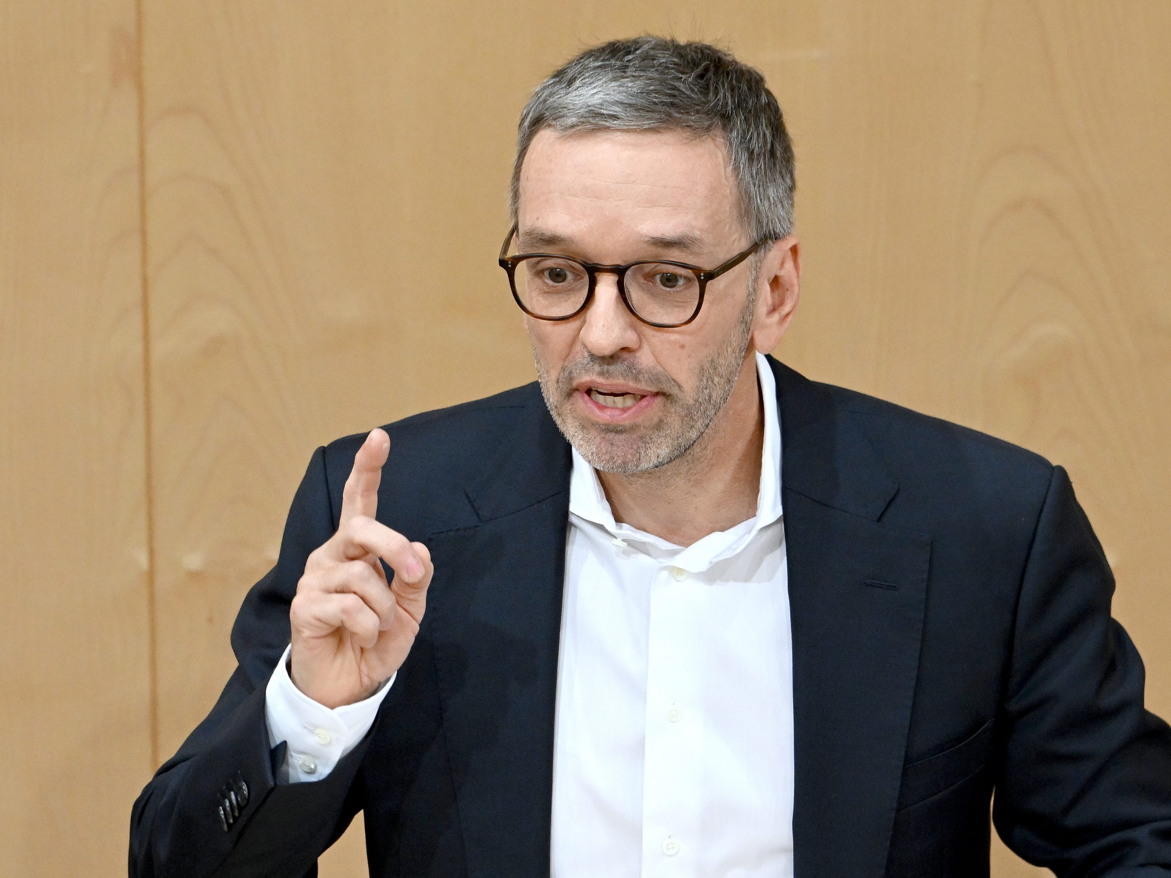Kickl: Einladung in Nationalrat an Van der Bellen. Kickl: Einladung in Nationalrat an Van der Bellen.