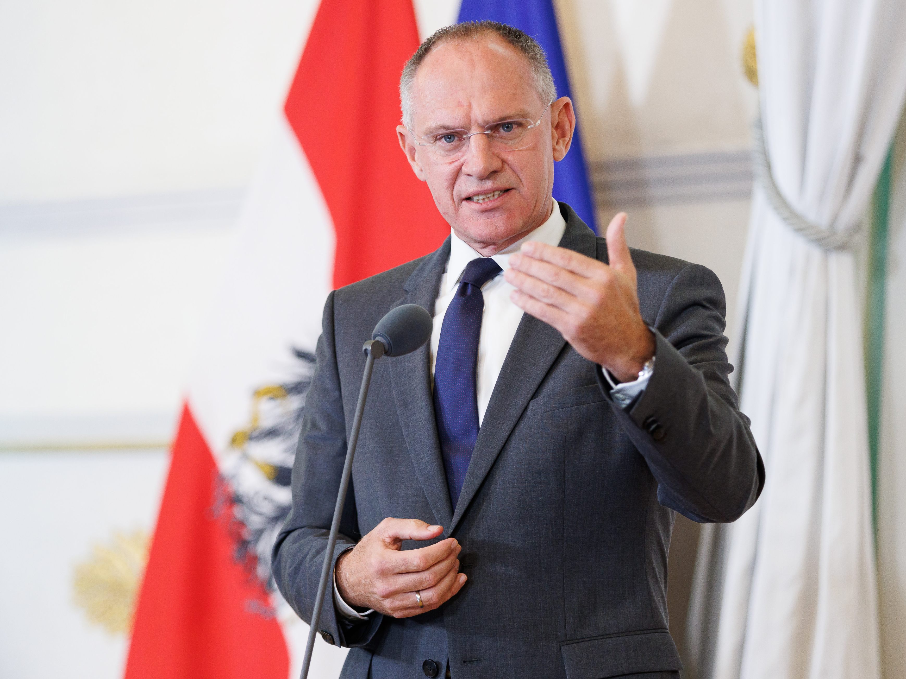 In der Sondersitzung des Nationalrates beginnt die Debatte um die dringliche Anfrage an Innenminister Karner.