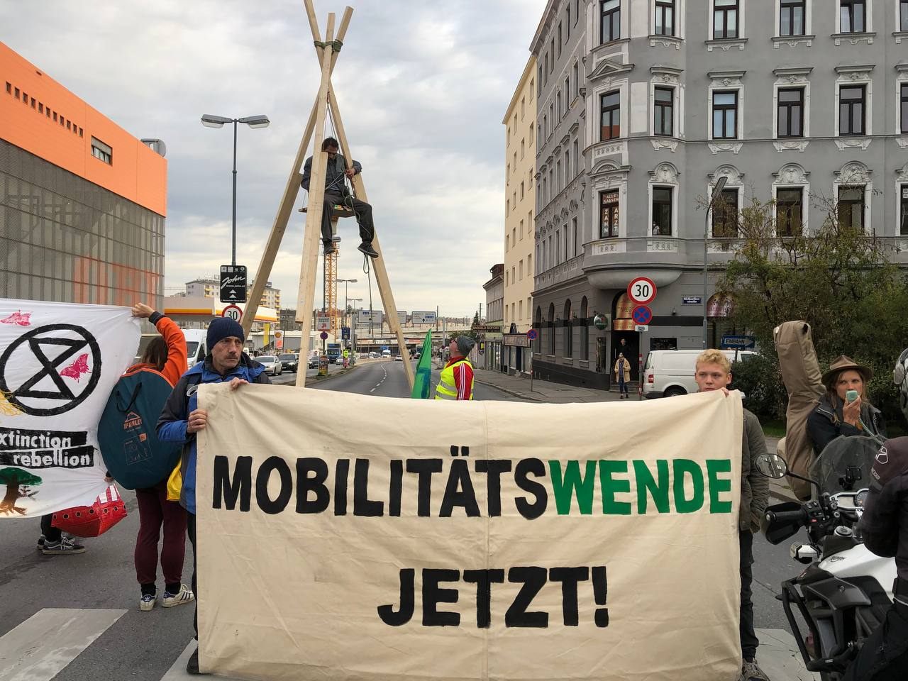 Klimaaktivisten waren am Mittwochmorgen in Wien unterwegs. Mehrere Straßen wurden besetzt.