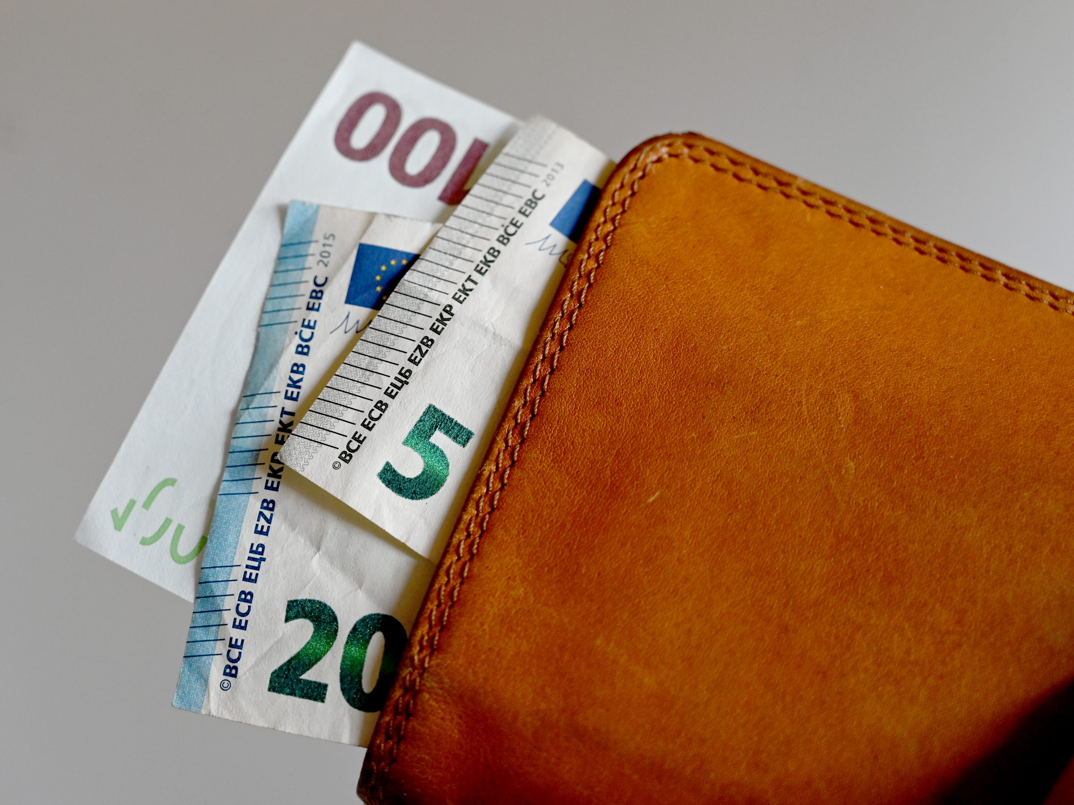 Im öffentlichen Dienst soll es höhere Einstiegsgehälter geben. Im öffentlichen Dienst soll es höhere Einstiegsgehälter geben.