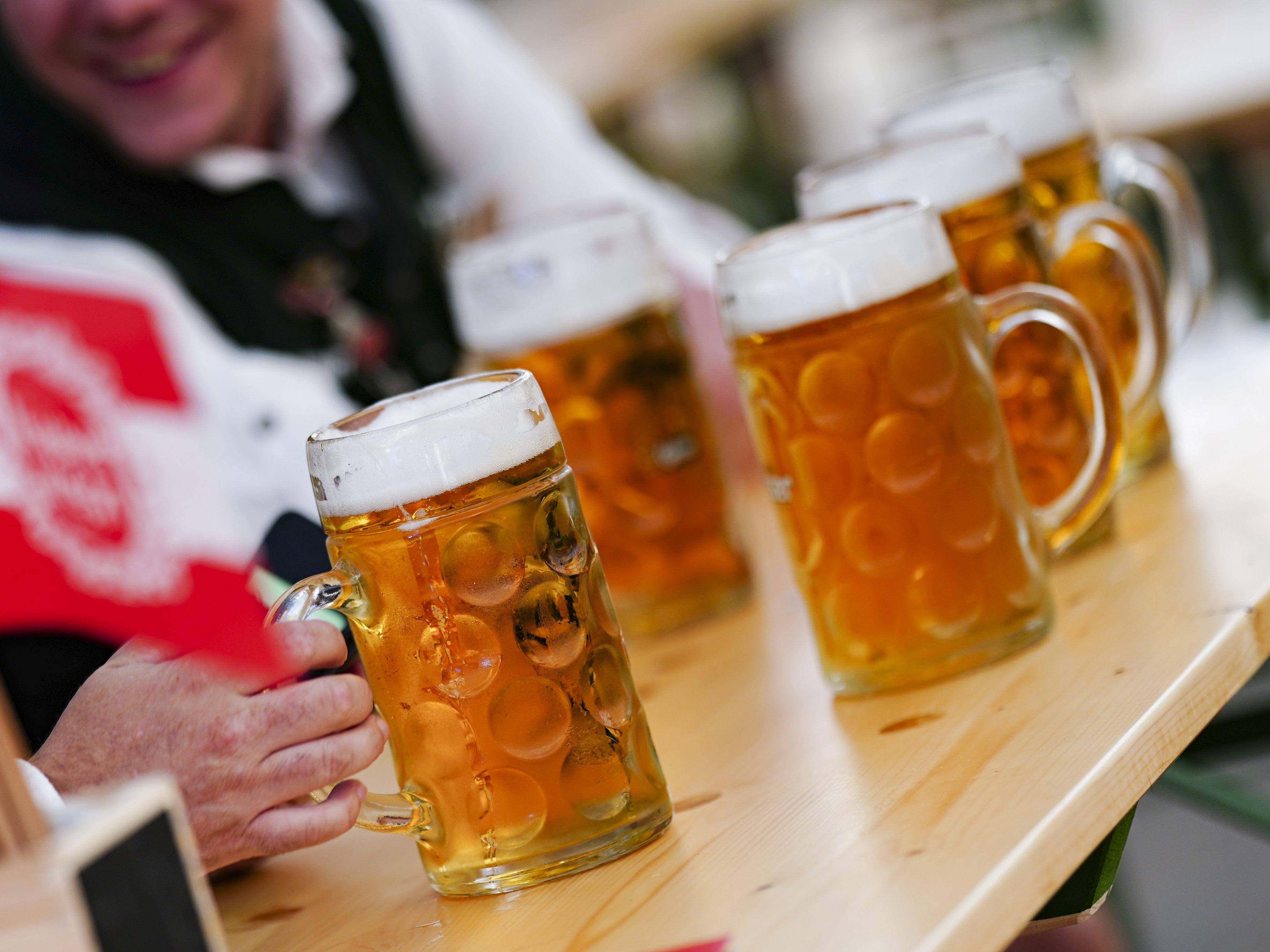 Ein 27-Jähriger attackierte zwei Polizisten auf der Kaiser Wiesn in Wien-Leopoldstadt und prügelte sie krankenhausreif. Ein 27-Jähriger attackierte zwei Polizisten auf der Kaiser Wiesn in Wien-Leopoldstadt und prügelte sie krankenhausreif.