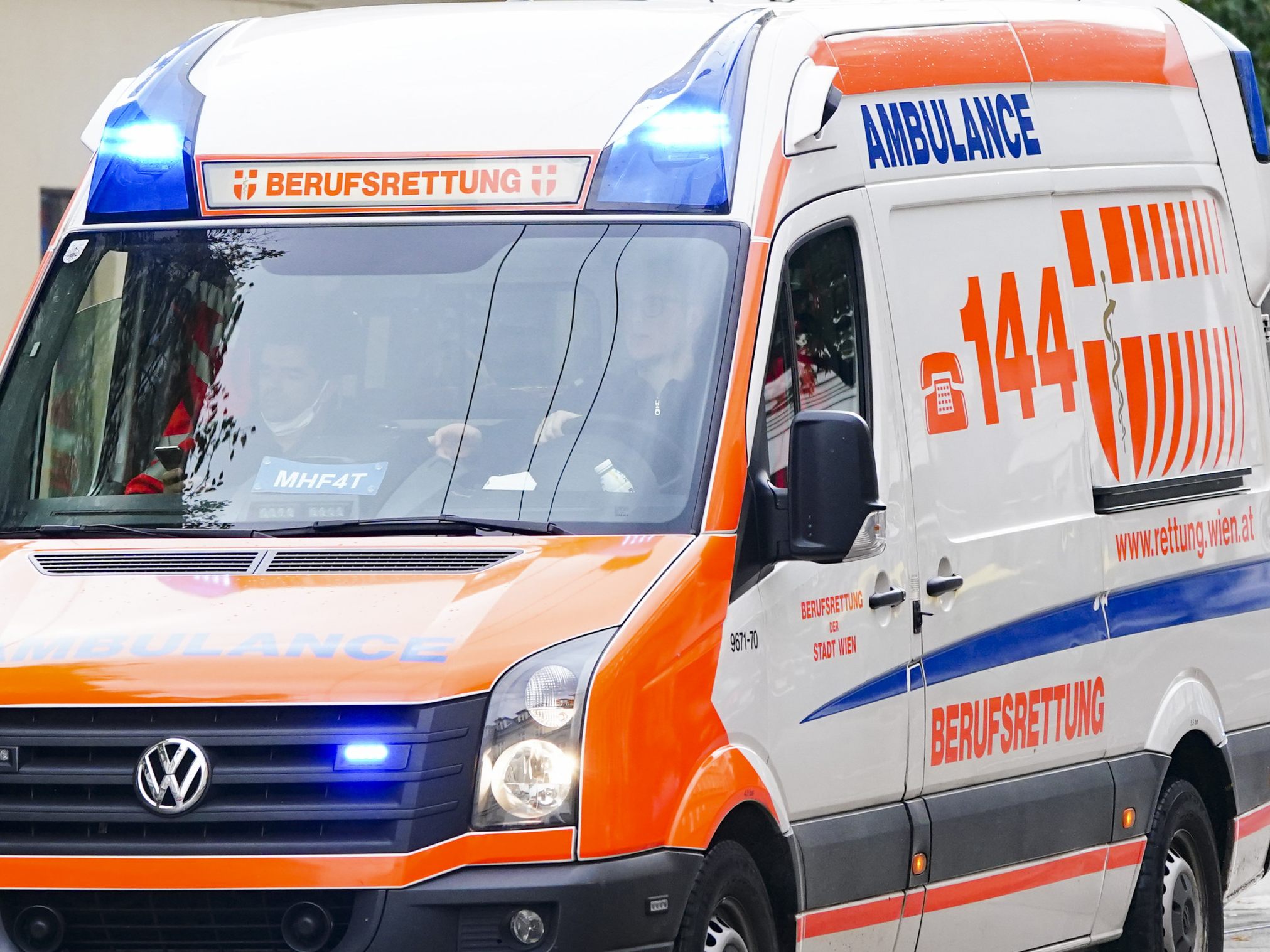 Die Wiener Berufsrettung brachte die schwer verletzte Fußgängerin ins Spital. Die Wiener Berufsrettung brachte die schwer verletzte Fußgängerin ins Spital.