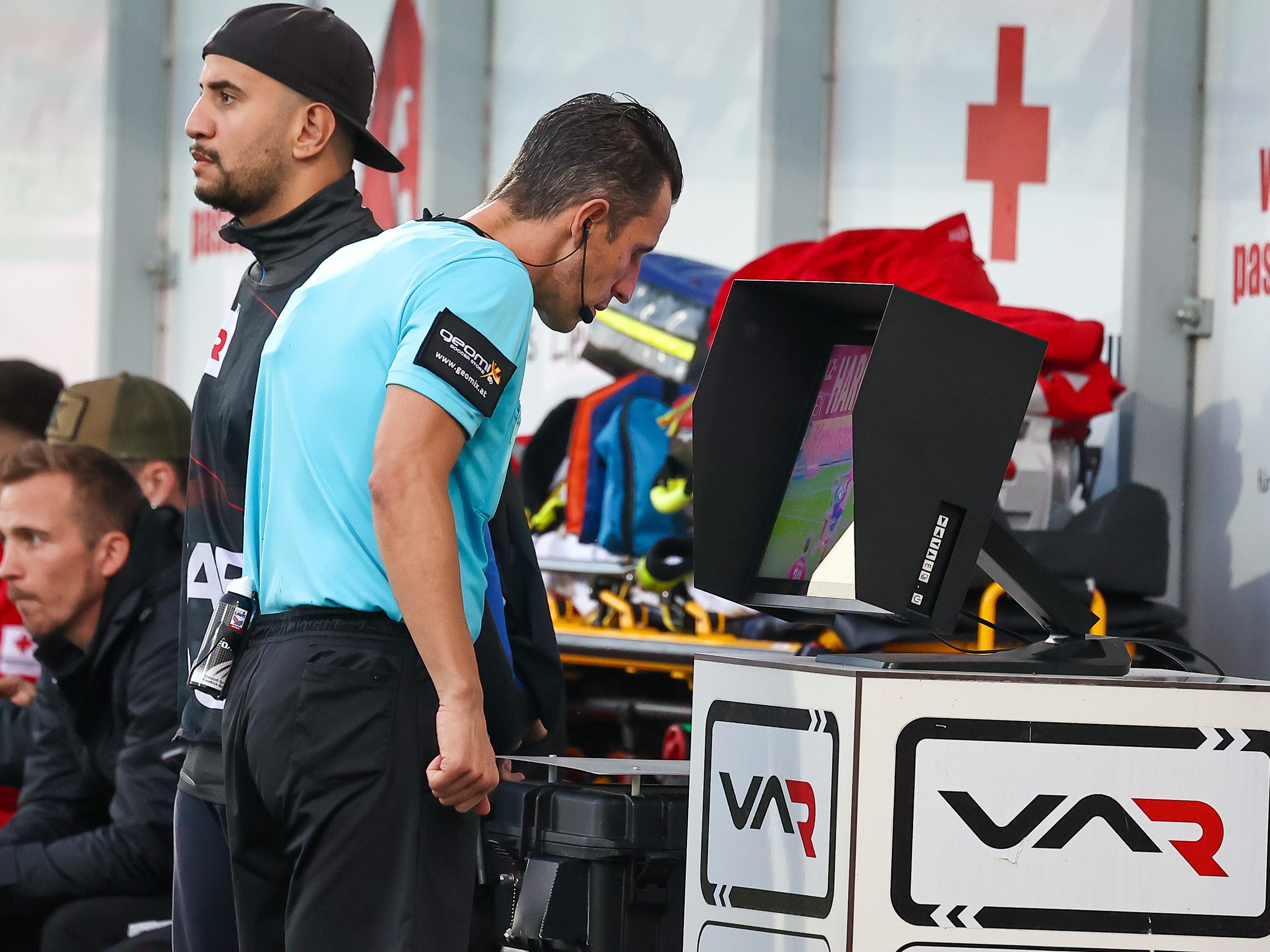 VAR gesteht falschen Eingriff bei Ried - Rapid ein. VAR gesteht falschen Eingriff bei Ried - Rapid ein.