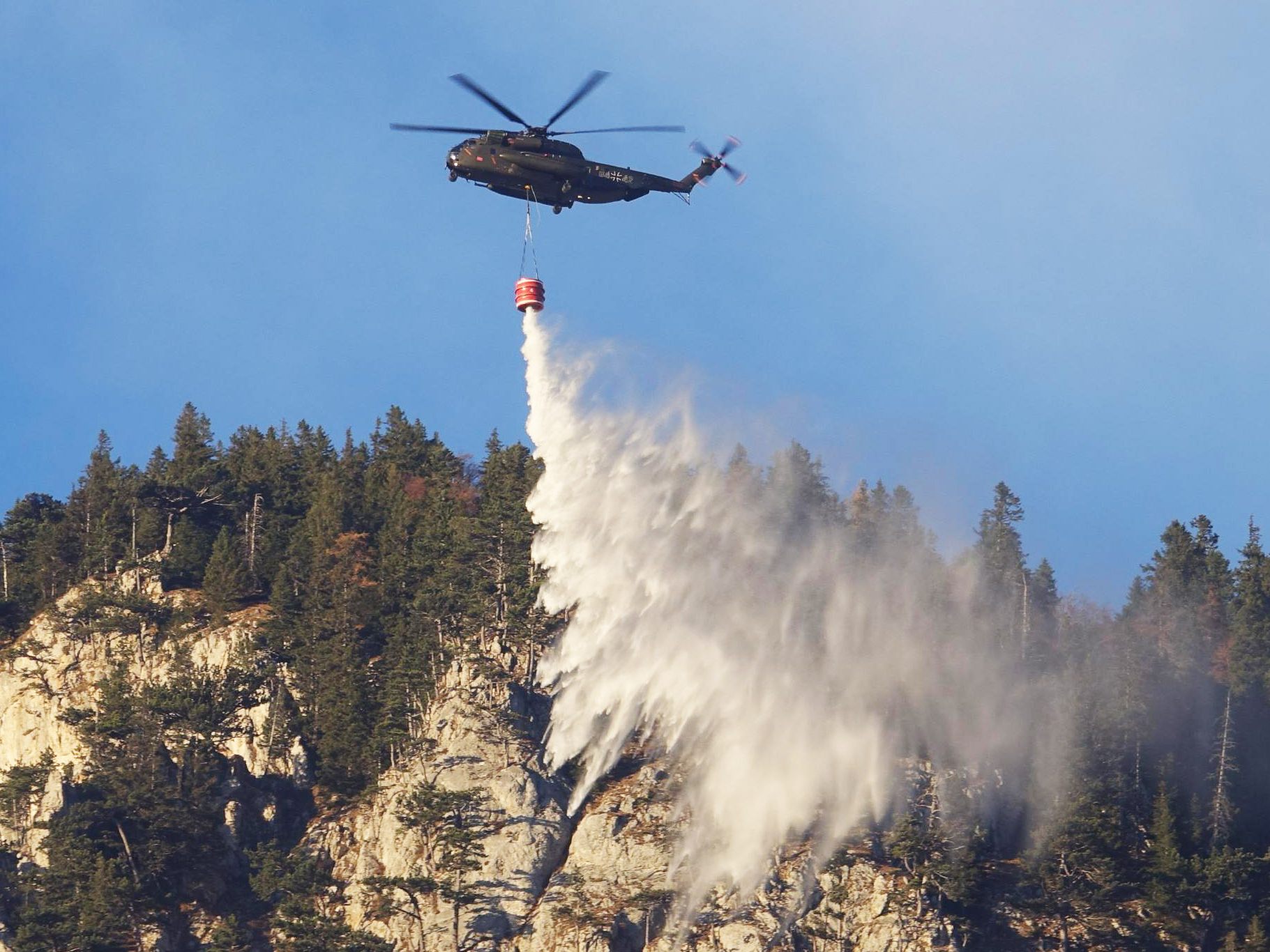 Ein Rapid-Handtuch könnte die Ursache für den Waldbrand im Rax-Gebiet vergangenes Jahr klären. Ein Rapid-Handtuch könnte die Ursache für den Waldbrand im Rax-Gebiet vergangenes Jahr klären.