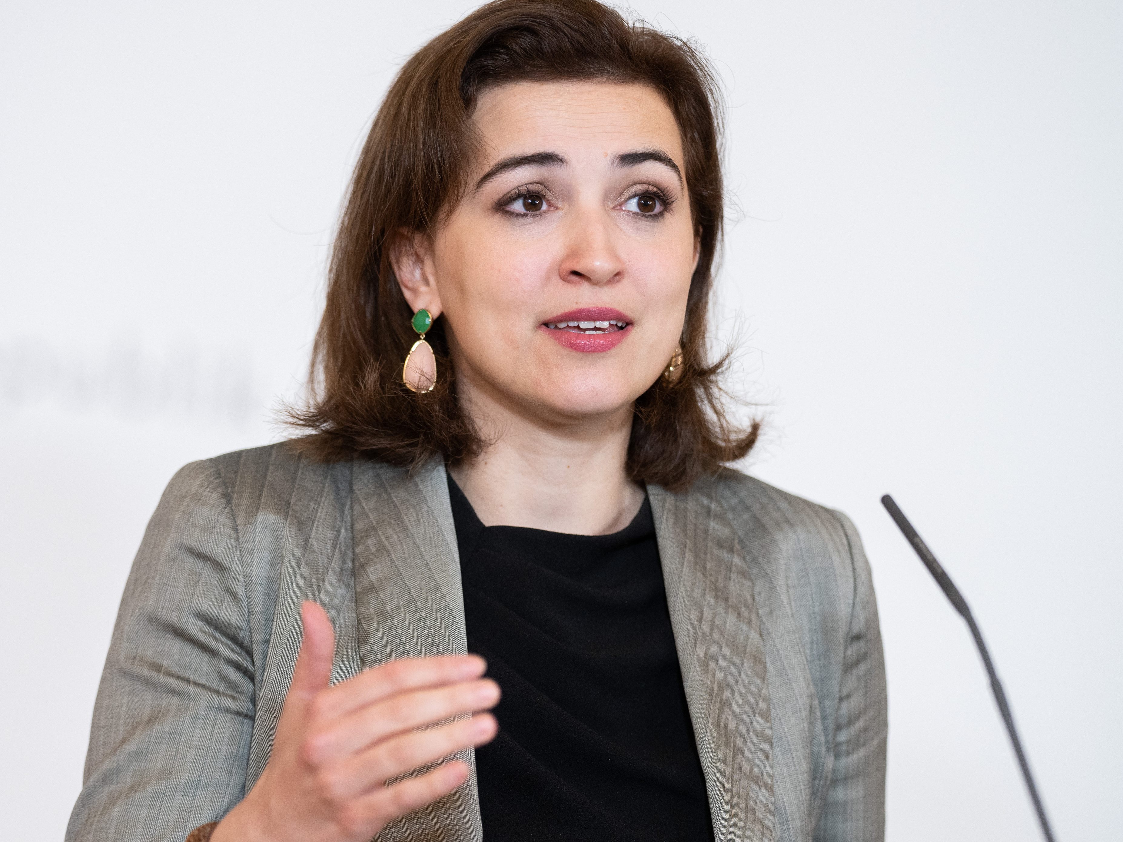 Laut Justizministerin Alma Zadic ist das Budget 2023 eine "deutliche Steigerung" Laut Justizministerin Alma Zadic ist das Budget 2023 eine "deutliche Steigerung"