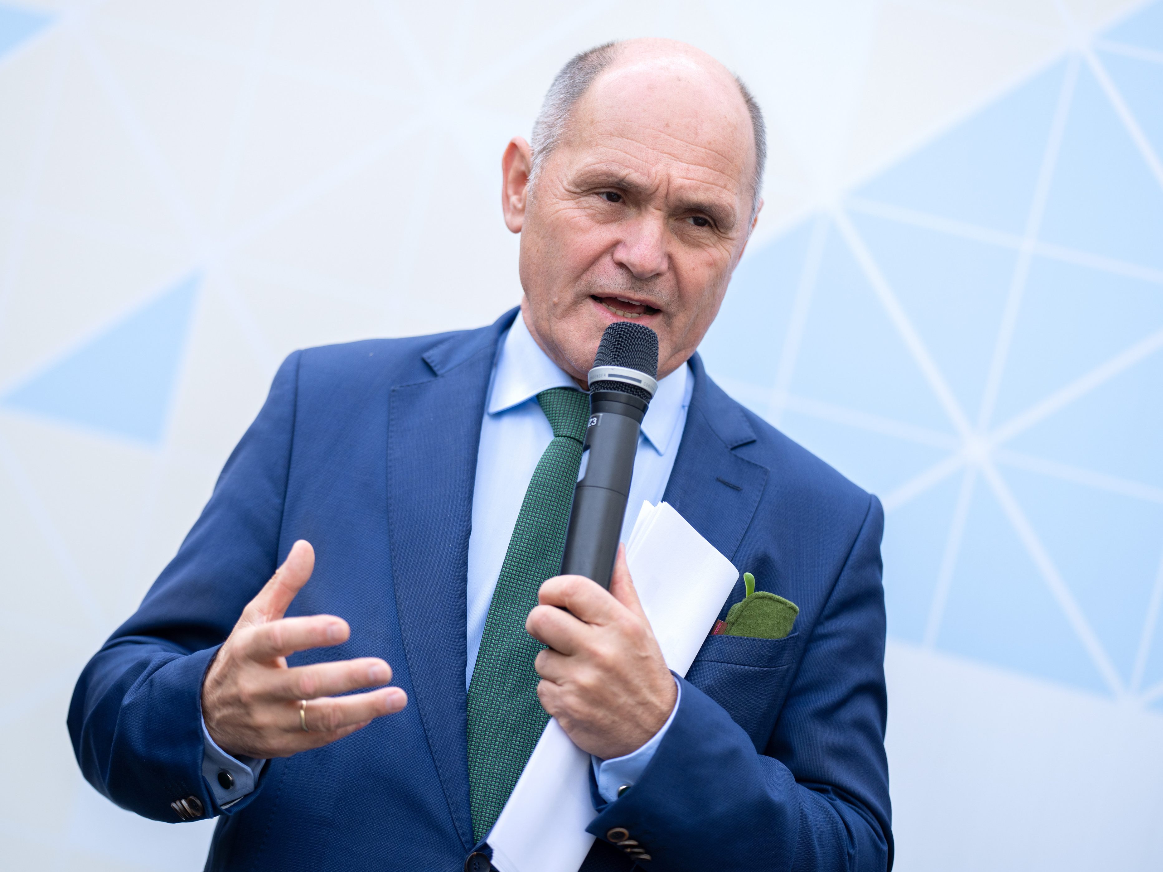 Nationalratspräsident Wolfgang Sobotka fordert for dem Nationalfeiertag in Österreich einen moderateren Umgangston im Parlament. Nationalratspräsident Wolfgang Sobotka fordert for dem Nationalfeiertag in Österreich einen moderateren Umgangston im Parlament.