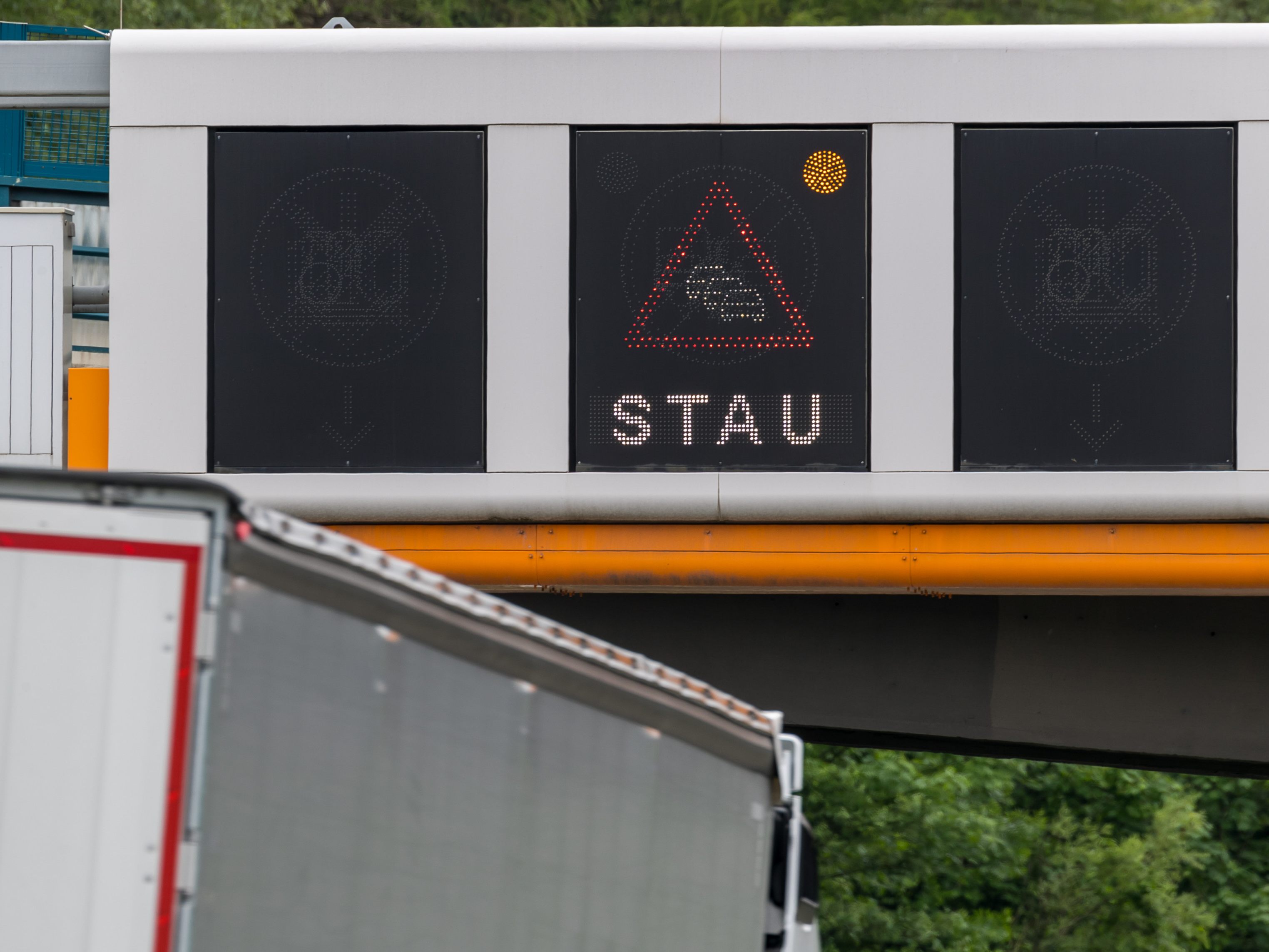Auf der S1 und der A4 kam es nach dem Unfall zu Verkehrsbehinderungen.