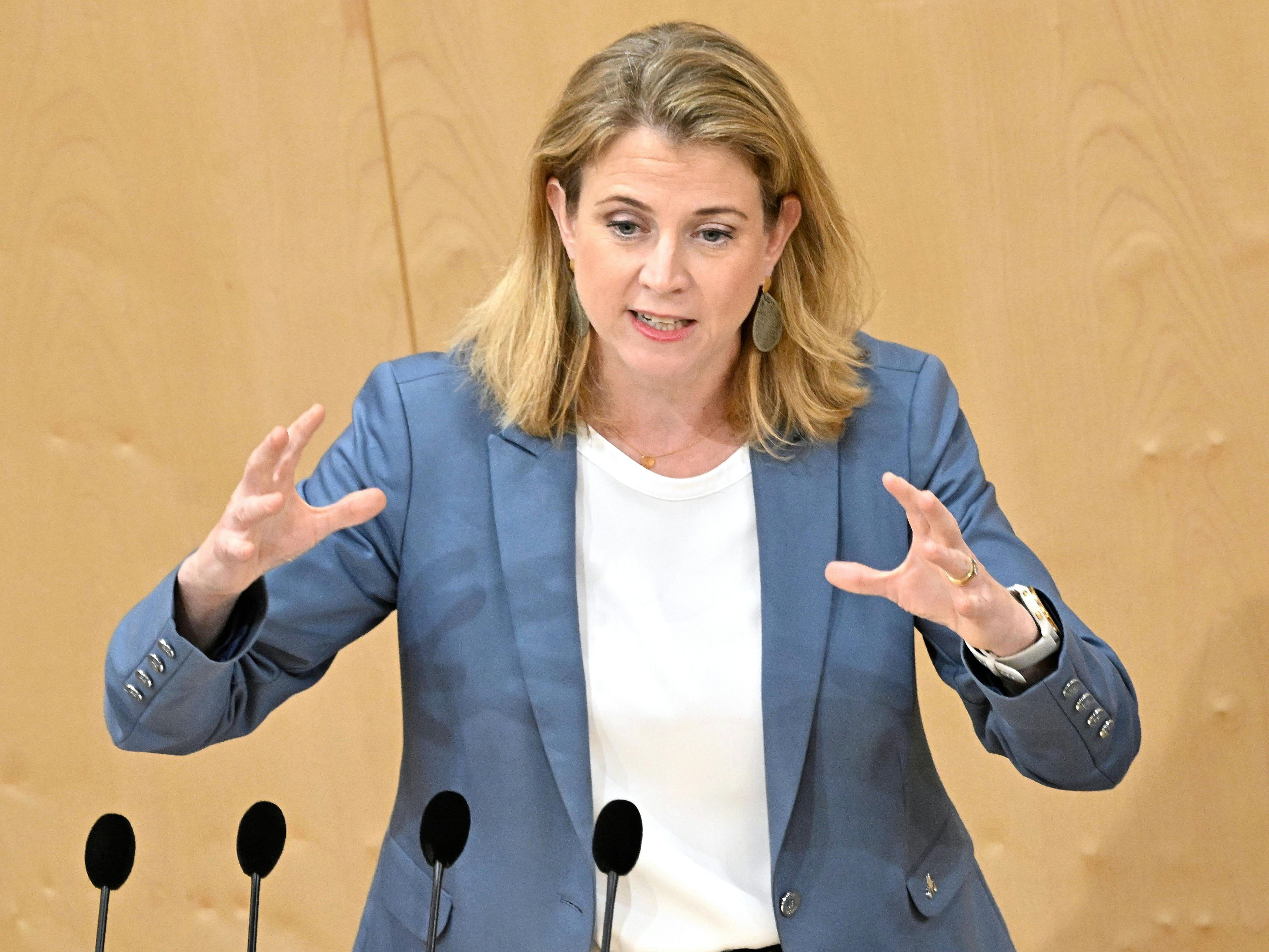 Beate Meinl-Reisinger wird eine Rede bei der Mitgliederversammlung der NEOS halten. Beate Meinl-Reisinger wird eine Rede bei der Mitgliederversammlung der NEOS halten.