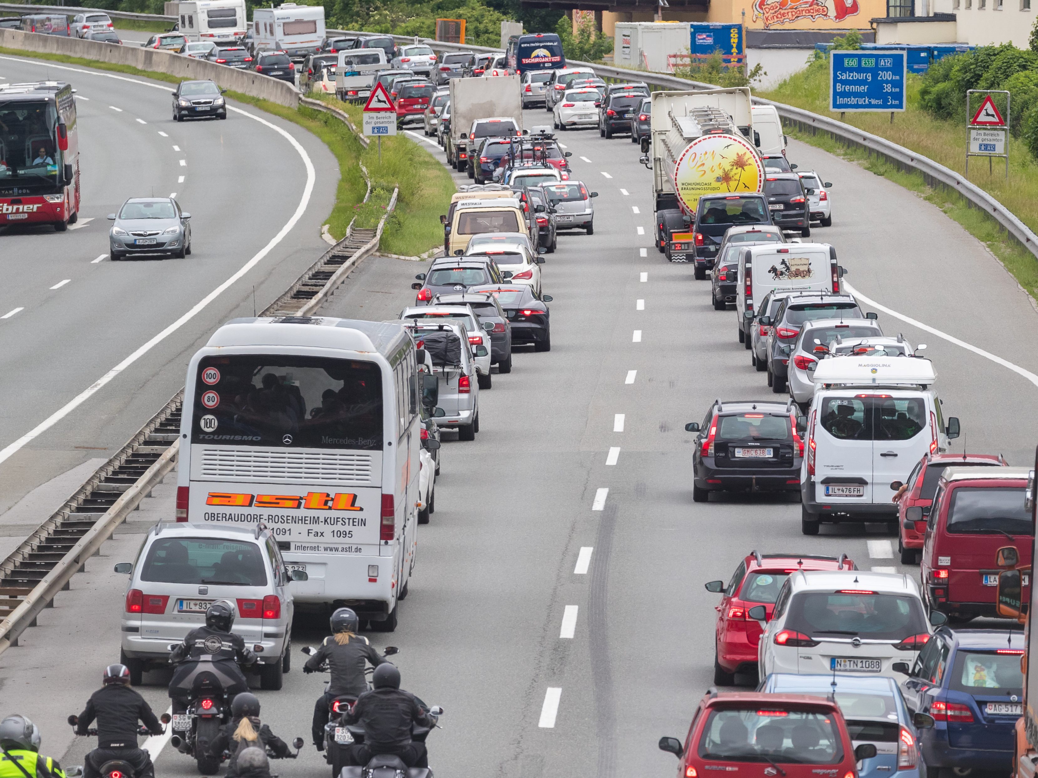 Zum Beginn der Herbstferien kann es zu Staus auf Österreichs Straßen kommen. Zum Beginn der Herbstferien kann es zu Staus auf Österreichs Straßen kommen.