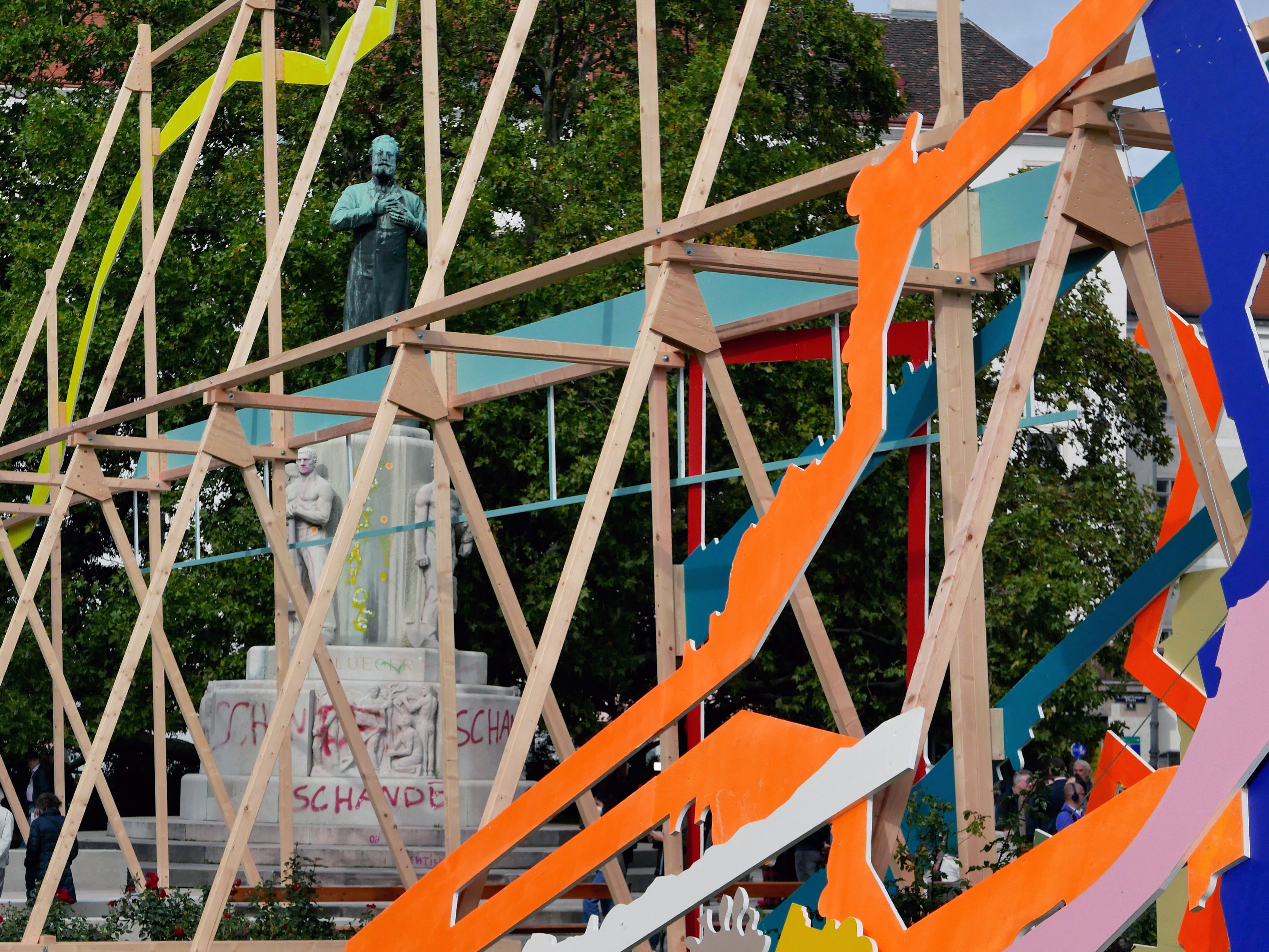 Die knapp 13 Meter hohe und 25 Meter lange Holzkonstruktion "Lueger temporär" von Nicole Six und Paul Petritsch ist nun beim Lueger-Denkmal in der Wienen Innenstadt zu bewundern.