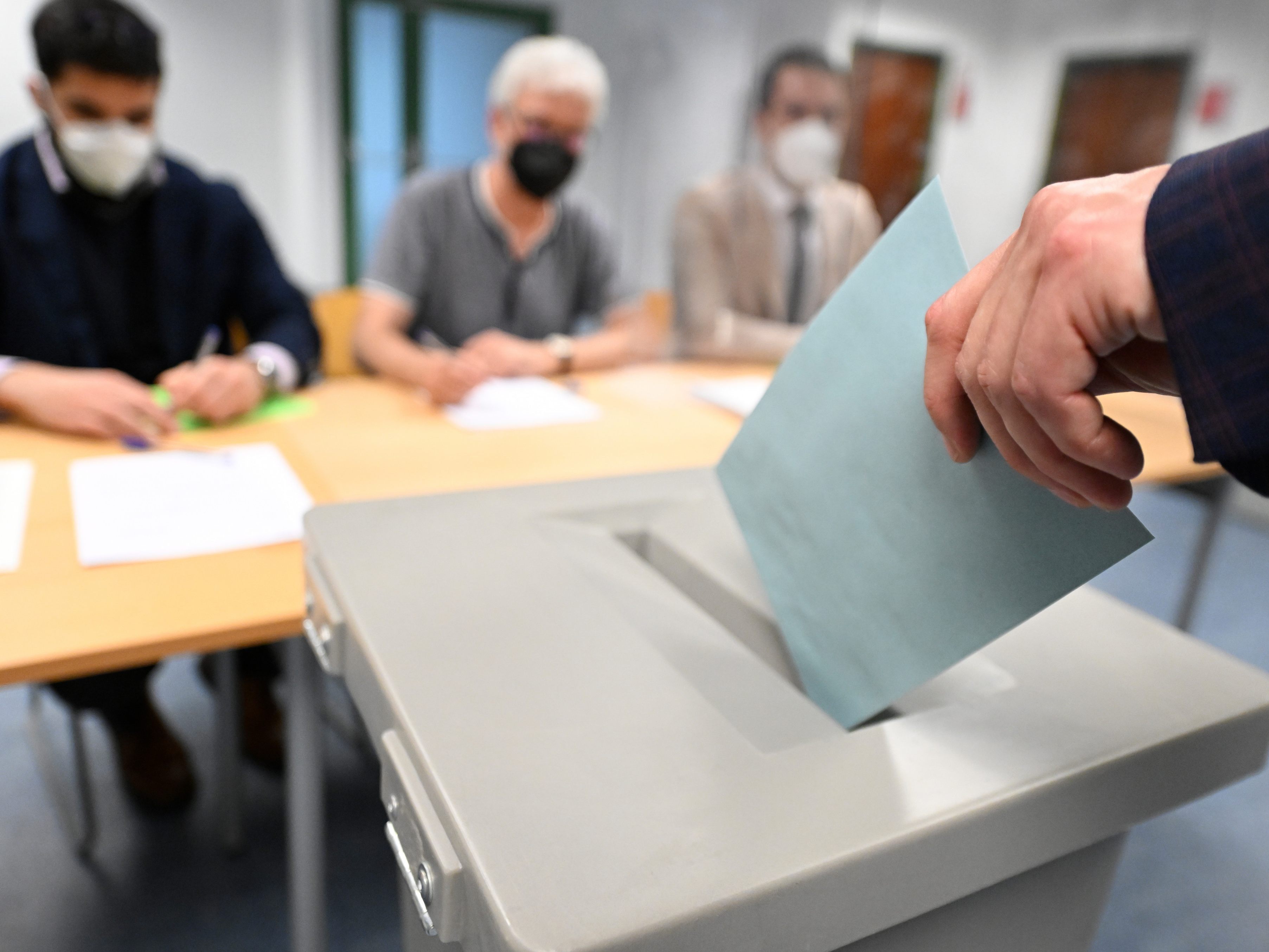 Seit sechs Uhr in der Früh haben die ersten Wahllokale zur Bundespräsidentenwahl in Österreich geöffnet.