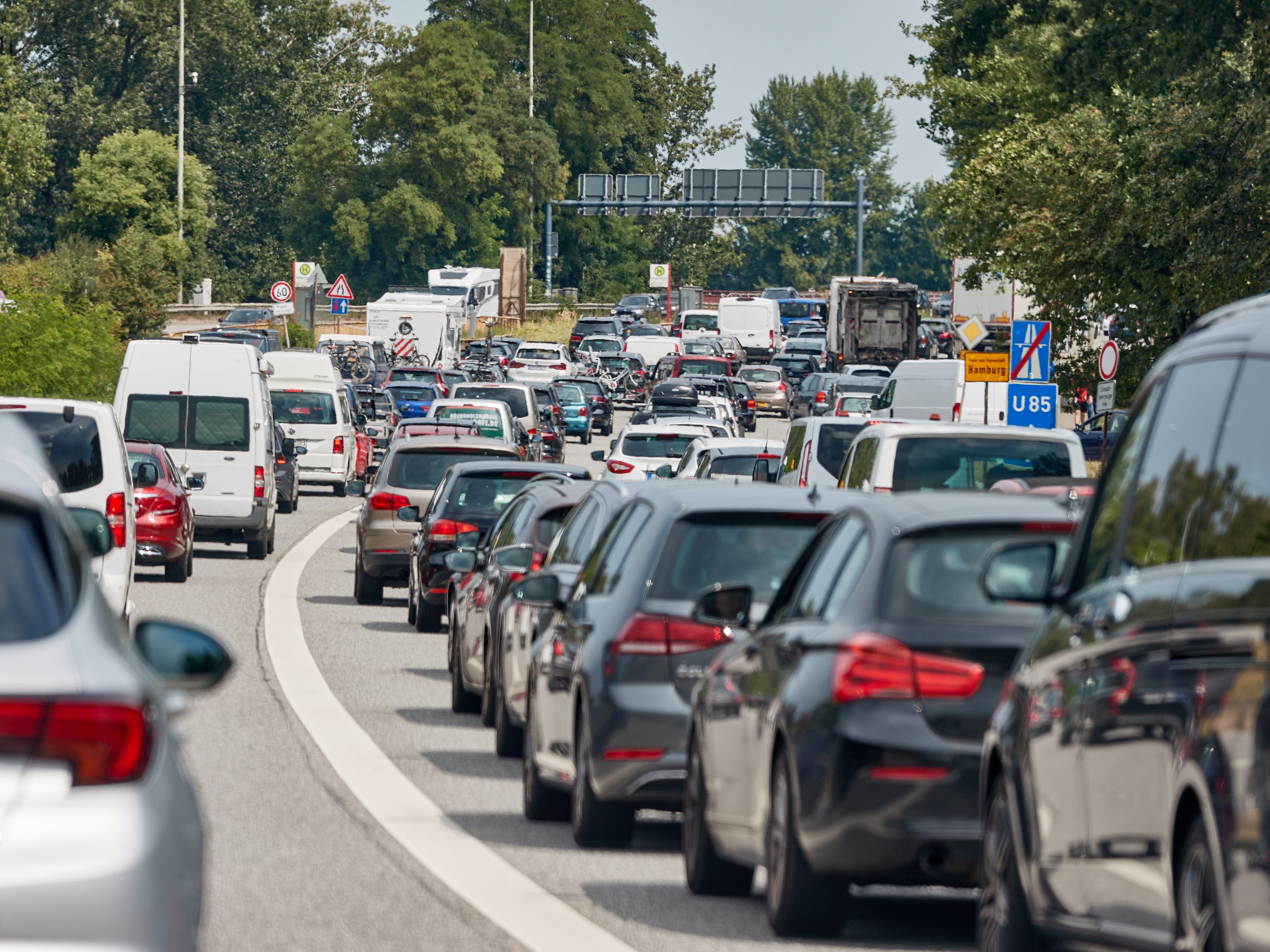 Samstagabend war die Südautobahn A2 Fahrtrichtung Wien wegen eines LKW-Unfalls für rund vier Stunden blockiert.