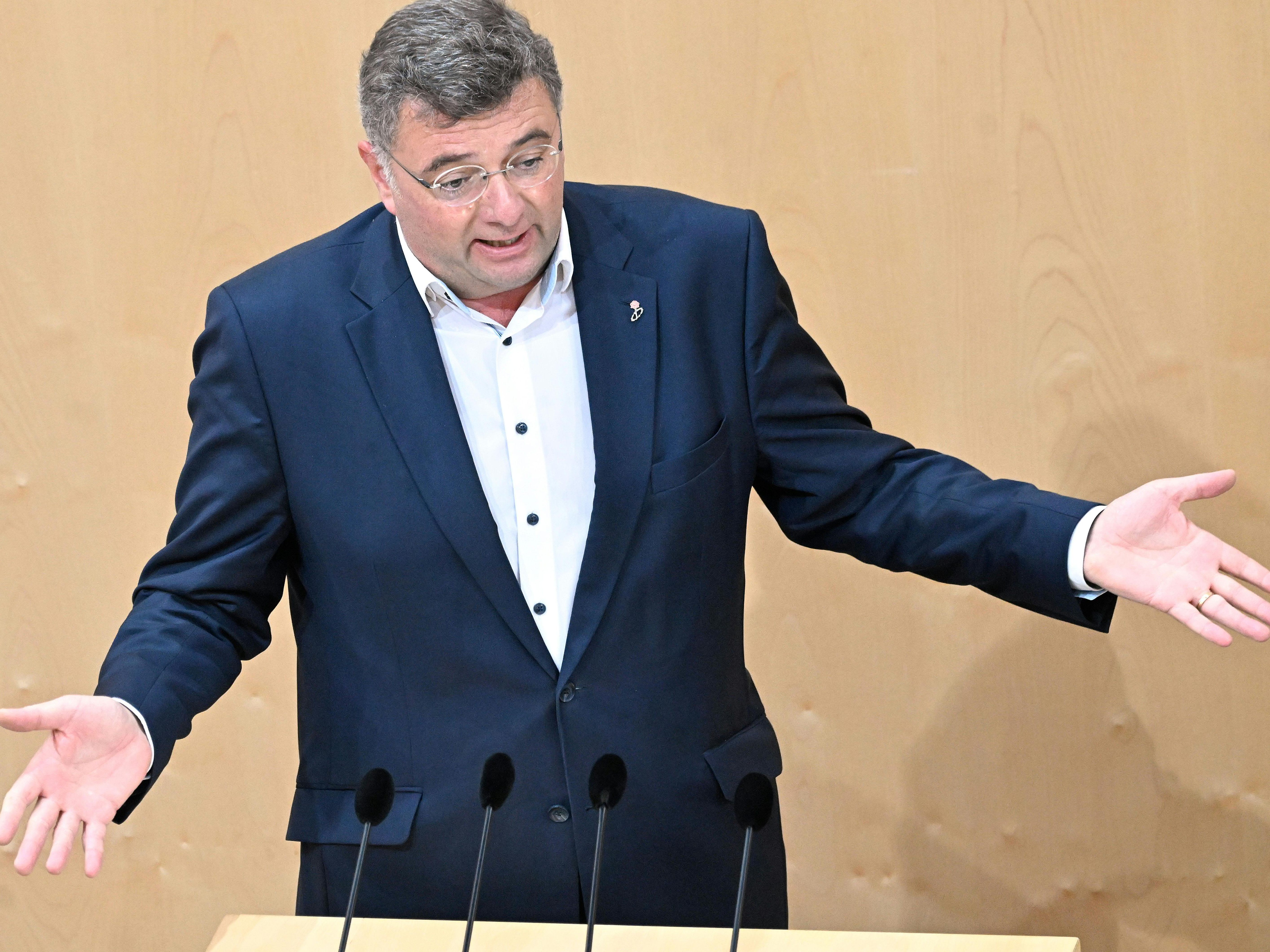 SPÖ-Klubchef Jörg Leichtfried zeigte sich empört über die Pensionsanpassung. SPÖ-Klubchef Jörg Leichtfried zeigte sich empört über die Pensionsanpassung.