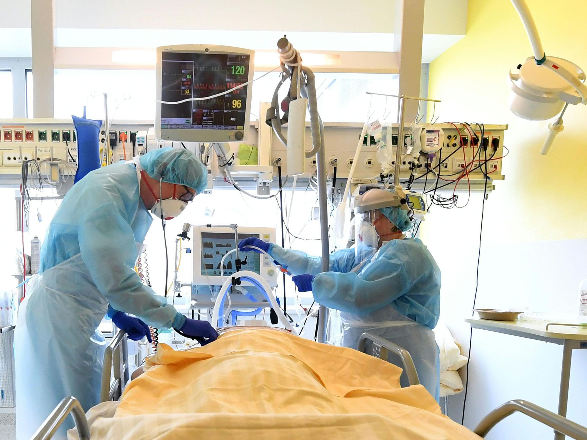 Das Covid-Prognosekonsortium erwartet einen Rückgang bei den Corona-Neuinfektionen und bei den Bettenbelegungen durch Corona-Infizierte in den Spitälern.