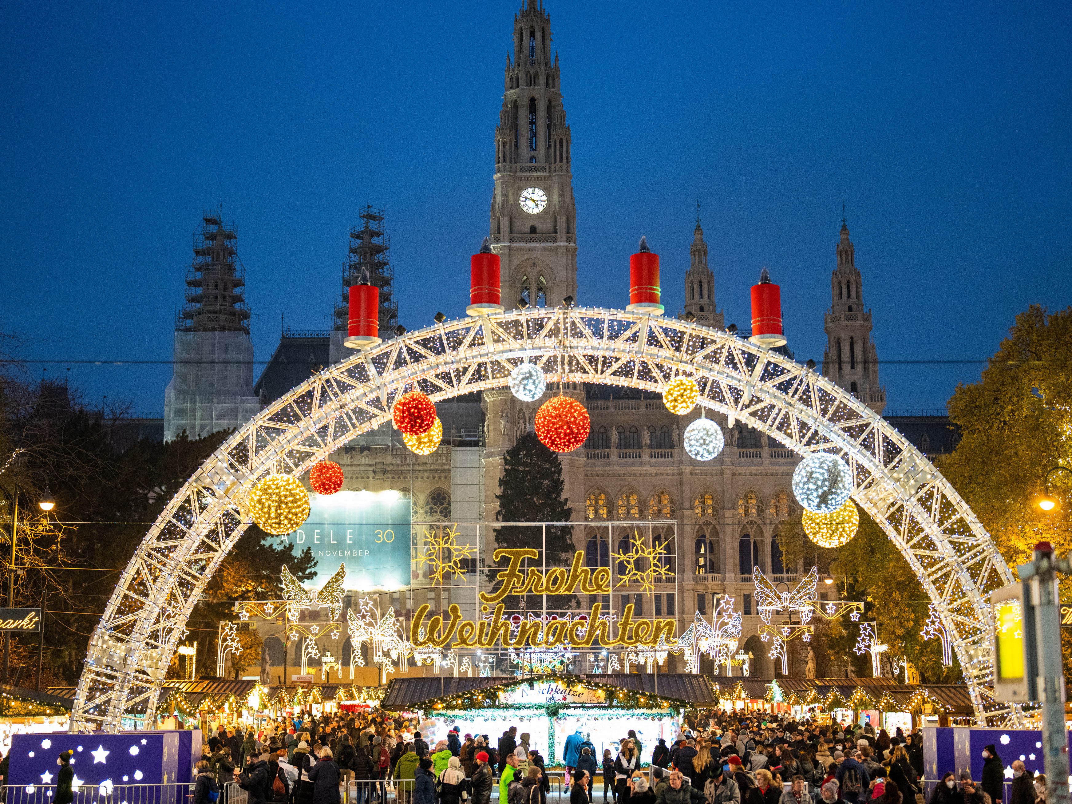 In diesem Jahr gibt es am Christkindlmarkt am Wiener Rathausplatz weniger Verkaufsstände.